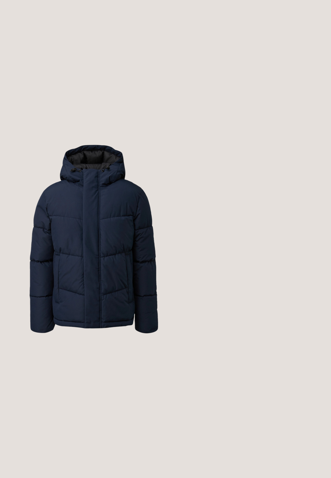 Marineblauwe pufferjack met capuchon, voorzien van een voorrits, twee diagonale zakken en een doorgestikt textuur voor isolatie.; Trui met een funnel neck, voorzien van een gestreept ontwerp in grijs, bordeauxrood en marineblauw. Gemaakt van zachte stof, inclusief contrasterende knopen en een logo patch.; Marineblauwe longsleeve shirt met ronde hals, voorzien van witte en rode typografie aan de voorkant. Zacht fabric en ribgebreide manchetten.; Blauwe vervaagde denim jeans met voorzakken, riemlussen en een knoopsluiting, plat gelegd op een witte achtergrond.; Donkerblauwe enkelboots van textuurleer, met bordeauxrode veters en metalen oogjes, een robuuste rubberen zool en een binnenvoering van nepbont.; Marineblauwe crossbodytas met voorvak met rits, verstelbare riem en USPA-logo met een polospeler.