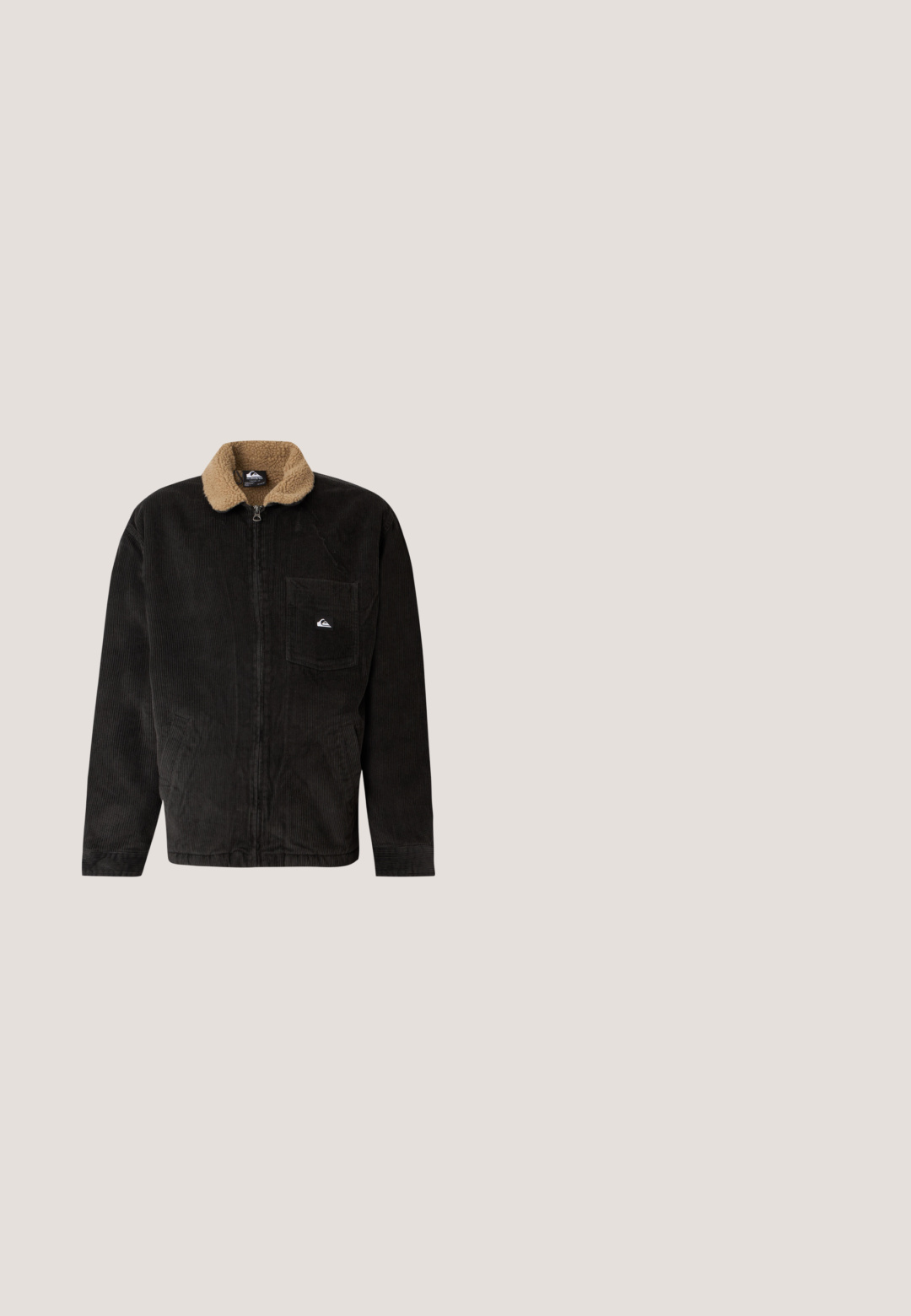 Schwarze Cordjacke mit beigem Fleecepkragen, Frontreißverschluss, Brusttasche mit Logo-Patch und zwei Seitentaschen.; Fleece-Pullover mit beigefarbenen Ärmeln, cremefarbenem Mittelteil, dunkelgrauem oberen Teil, halbem Reißverschluss vorne, Brusttasche und Kängurutasche an der Taille.; Weißes T-Shirt mit kurzen Ärmeln und einer Grafik eines blauen Tellers, der Käse und einen Zweig grüner Kräuter hält, sowie einem roten runden Etikett unter dem Teller.; Beige Denim-Jeans mit geradem Bein, ausgestattet mit einem Reißverschluss, Gürtelschlaufen und kontrastierenden Nähten. Keine auffälligen Muster oder Hardware-Details.; Braune Leder-Halbstiefel mit metallischen Ösen, braunen Akzenten, einer stabilen Gummisohle und einer gerillten Zwischensohle für besseren Halt.; Gelbe Umhängetasche aus Stoff mit rechteckiger Form, ausgestattet mit einem Reißverschluss und dem "Calvin Klein"-Logo in Rot. Schwarzer, verstellbarer Riemen.