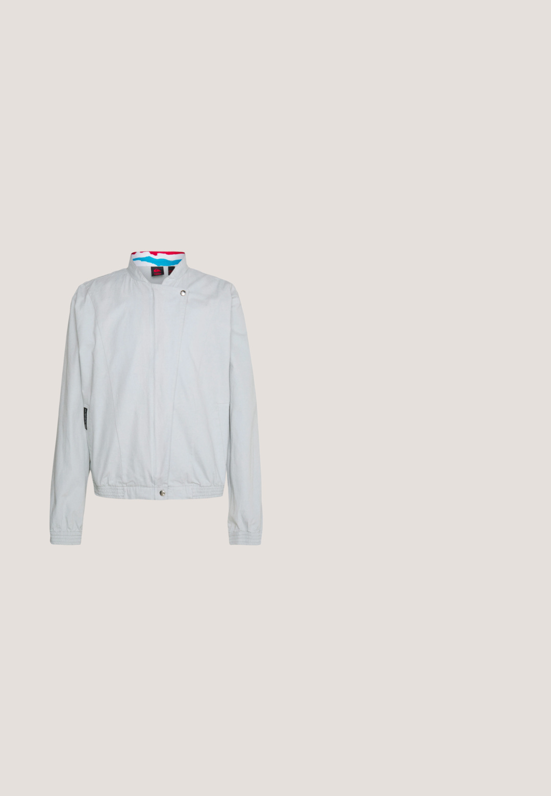 Quiksilver STRANGER THINGS THE STEVE JACKET - Lichte jas - pearl blue; Lichtblauwe sweatshirt met lange mouwen en ronde hals, voorzien van een klein zwart grafisch embleem op de linkerborst en geribbelde manchetten en zoom.; Lichtblauw T-shirt met korte mouwen, voorzien van een zwart geborduurd logo op de linkerborst en een ronde hals.; Lichtblauwe gebreide short met geribde tailleband, verstelbaar trekkoord en subtiel dambordpatroon vlakbij de zoom.; Witte sneaker met leer en mesh materialen, een ronde neus, platte veters en een gestructureerde zool met subtiele branding aan de zijkant.; Compacte grijze crossbodytas met voorvak met rits, zwarte verstelbare band en klein zilveren logo in de rechterbenedenhoek.