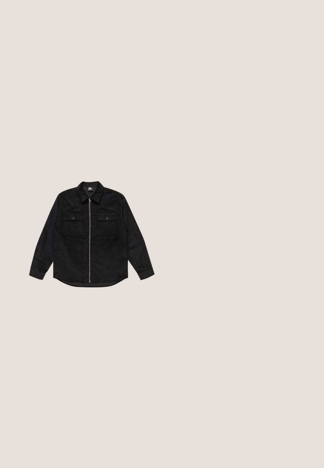 Zwarte corduroy overhemd met een kraag, voorritssluiting, twee borstzakken en lange mouwen, met een subtiel textuurpatroon.; Zwarte rits-hoodie van zacht katoen, met een verstelbare capuchon, voorzakken en een klein logo op de borst.; Paarse oversized T-shirt met korte mouwen en zwart "elko" logo op de borst en klein label op de linkermouw.; Carhartt WIP BALTO  - Shorts - graphite; Een paar wijnrode leren bootschoenen met dikke tan rubberen zolen en rode veters op een witte achtergrond.; Groen kralenarmband met gevarieerde groene stenen, een centraal zwart hexagonaal bedeltje met een leeuwengezicht en zilveren accentkralen.
