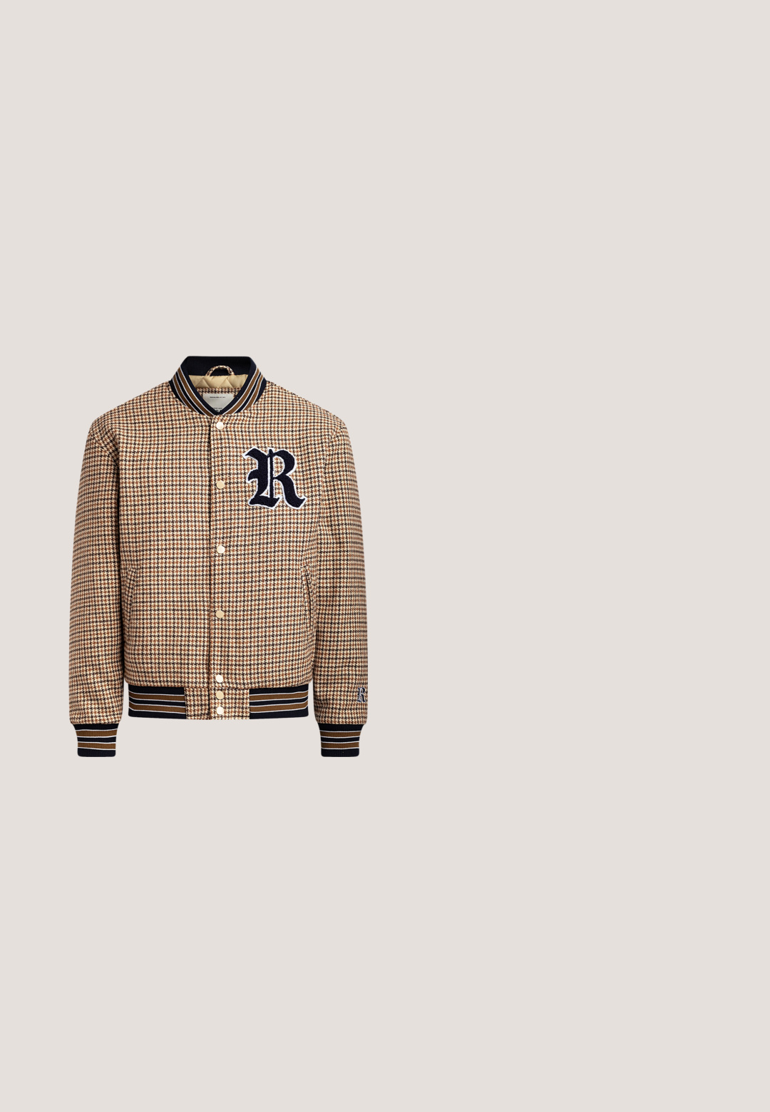 Καφέ μπουφάν με σχέδιο καρό σε στιλ houndstooth, με ναυτικό μπλε ριγέ γιακά και μανίκια, που διαθέτει ένα λευκό κεντημένο γράμμα 'R' και χρυσά κουμπιά.; Μπεζ φούτερ με στρογγυλή λαιμόκοψη και ριμπ μανσέτες και τελείωμα, με λευκά γράμματα "Café Supérieur Montmartre" στο αριστερό στήθος.; Καφέ κοντομάνικη μπλούζα με στρογγυλή λαιμόκοψη και μικρό λευκό λογότυπο "Pepe Jeans London" στο αριστερό στήθος.; Σκοτεινές μπλε τζιν παντελόνες με ίσια εφαρμογή, που διαθέτουν χάλκινες ραφές, σχεδίαση πέντε τσεπών και κλασικό κλείσιμο με φερμουάρ και κουμπί.; Καφέ σουέτ μποτάκια πεζοπορίας με μεταλλικά μάτια, μαύρες κορδόνια και ελαφριά ελαστική σόλα. Διαθέτουν επενδεδυμένο κολάρο για στήριξη.; Μικρό ορθογώνιο καφέ τσαντάκι χιαστί με υφή στο μοτίβο, λογότυπο μπροστά, κλείσιμο με φερμουάρ και φαρδιά ρυθμιζόμενη ράγα.