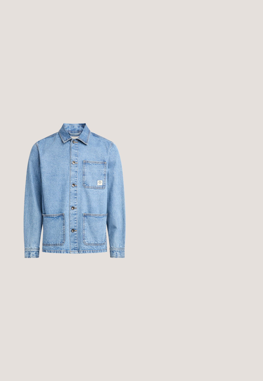 Lichtblauwe denimjacket met een knoopsluiting aan de voorkant, twee voorzakken en een klein label op de linkse zak. Lange mouwen en een klassieke kraagontwerp.; Witte katoenen t-shirt met korte mouwen en een ronde hals. Eenvoudig ontwerp zonder patronen of accenten. Glad textuur.; Lichtblauwe high-waist spijkerbroek met een rechte pijp, voor- en achterzakken en een knoopsluiting met zichtbare stiksels.; Zign by Zalando LEATHER - Lage laarzen - cognac; Opgevouwen rode pochet met blauwe en witte cirkelpatronen en een blauwe rand met witte stippen en vierkanten, gelabeld "Boggi Milano."; Bruine leren riem opgerold met een rechthoekige messing gesp en een gestikte riemlus op een witte achtergrond.
