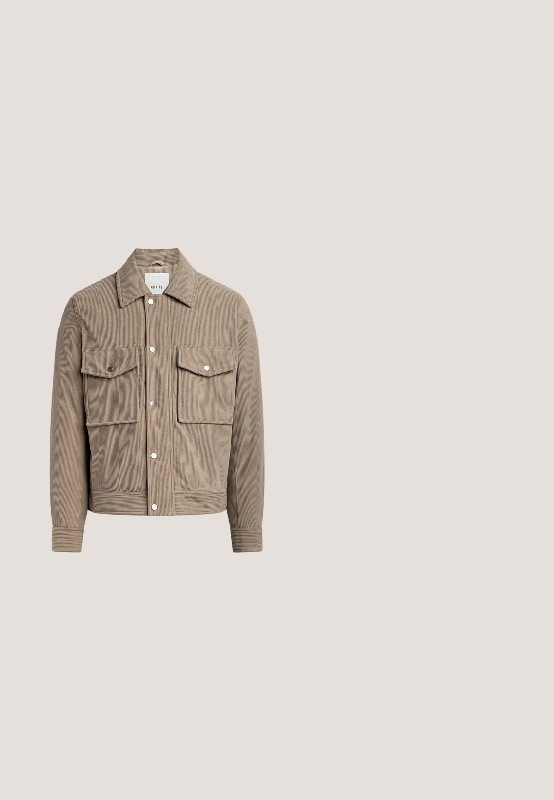En tan corduroyjakke med knaplukning foran, to brystlommer og ribbet tekstur. Den har metaltrykknapper og en krave.; Beige tekstureret sweater med vertikalt ribbet mønster, rund halsudskæring og lange ærmer. Blødt materiale med en lidt løs pasform.; Lysegrå strikket top med korte ærmer, subtilt zigzagmønster og rund halsudskæring på en hvid baggrund.; Sorte denim flared jeans med en falmet finish, fem lommer og sølv hardware. Har en klassisk waistband og let tekstureret stof.; Beige ruskindsneakers med hvide gummisåler, rund tå og seks snøringshuller. Glat tekstur med minimalisk design.; Kremfarvet lærredstote-taske med frontlomme, to håndtag, justerbar skulderrem og lille gul "O.N.S" tekst i nederste højre hjørne af lommen.