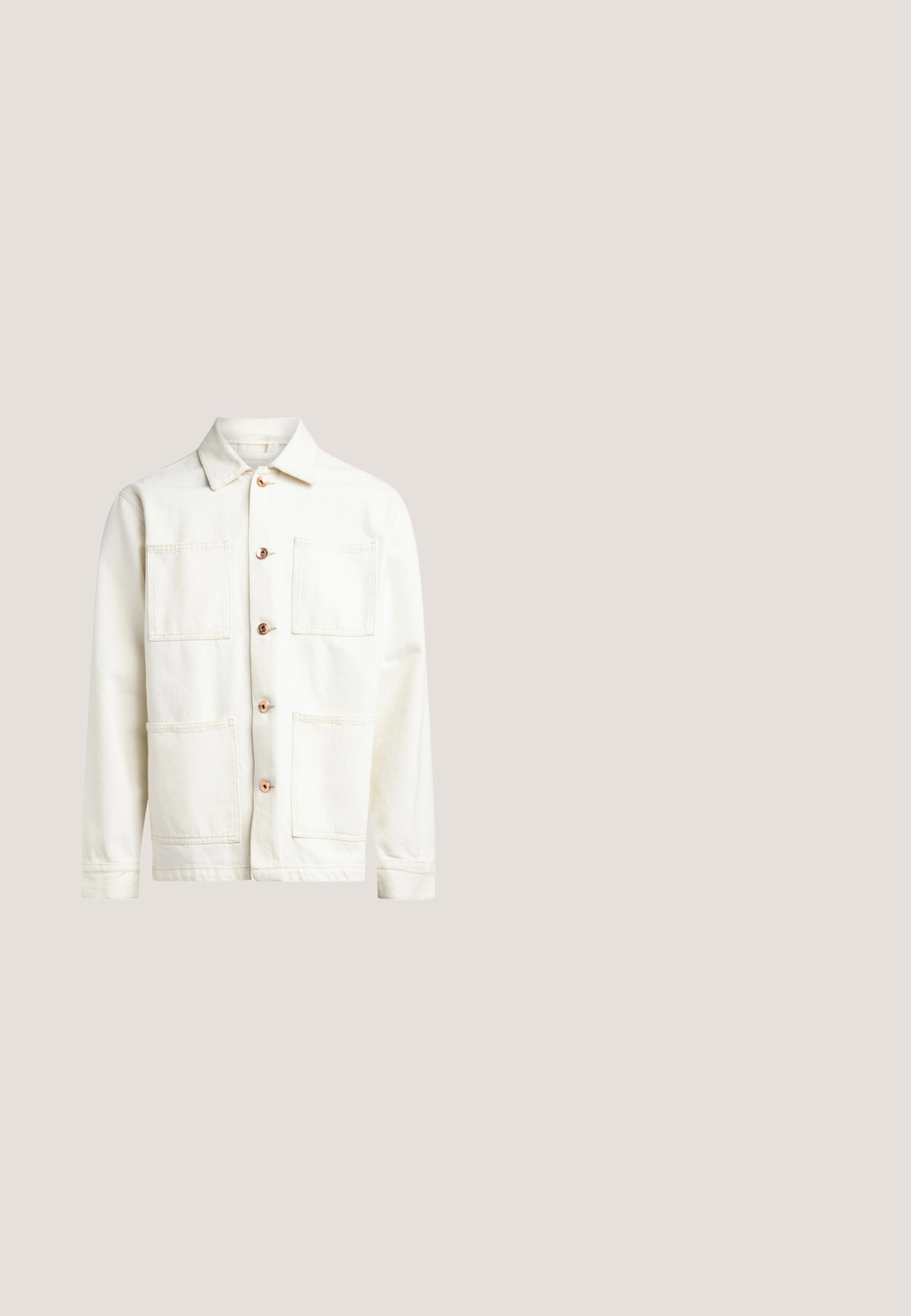 Chaqueta de denim blanca con cuello, cierre frontal de botones y dos grandes bolsillos en el pecho. Presenta costuras visibles y botones en color dorado rosa.; Jersey de punto acanalado en color beige con cuello alto, mangas largas y un pequeño logotipo cuadrado en la parte superior del pecho.; Camiseta de algodón blanca con cuello redondo, mangas cortas y una pequeña etiqueta de logotipo negra en la parte inferior izquierda. Textura suave, corte regular.; Pantalones cargo de mezclilla azul claro con un corte relajado, que cuentan con lazos de sujeción laterales y bolsillos frontales, mostrando una textura desgastada.; Zapatos altos de cuero marrón con un acabado texturizado, diseño de cordones y suela de goma, que incluyen una etiqueta de marca en el tobillo.; Bolso de tela marrón con una solapa de cuero suave, herrajes plateados y una correa negra ajustable. El diseño presenta un cierre frontal con hebilla y una forma rectangular.
