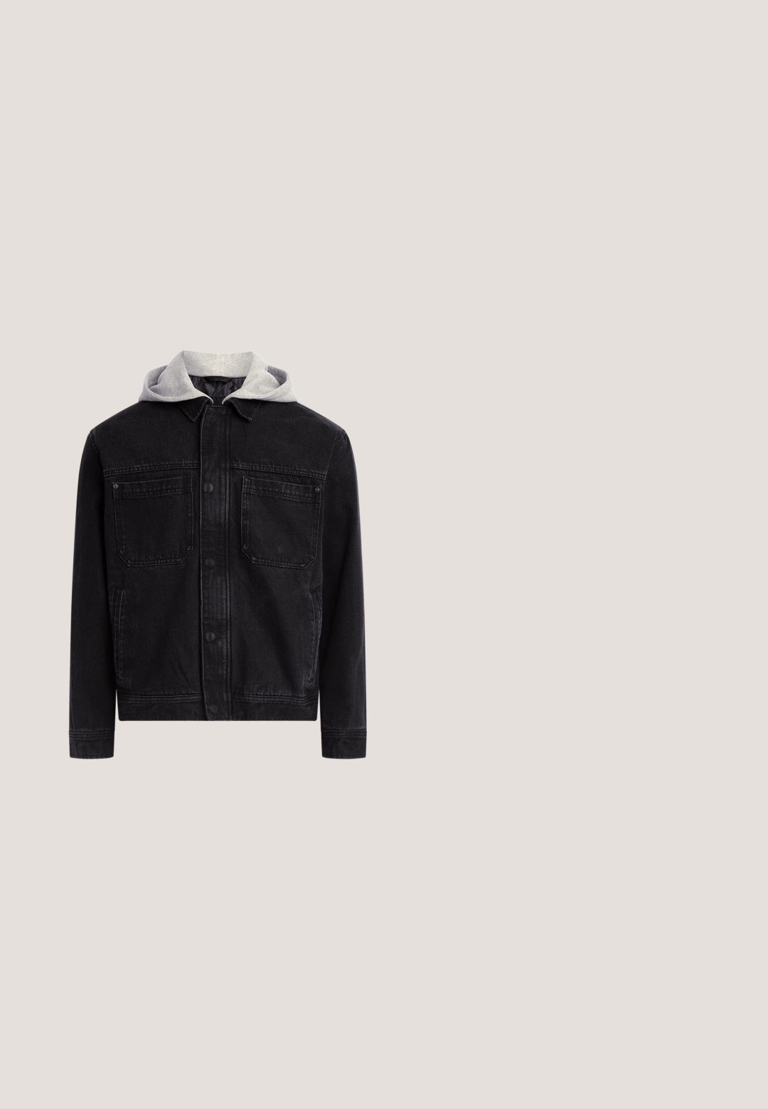 Schwarze Jeansjacke mit zwei Brusttaschen, Knopfleiste vorne und einer hellgrauen Kapuze; Jacke vor neutralem Hintergrund abgebildet.; Schwarzes Diesel-T-Shirt mit kurzen Ärmeln, kleiner Brusttasche und verblasstem Logodruck oben links auf der Vorderseite, vor schlichtem Hintergrund dargestellt.; Dunkelgraue Jeansshorts mit regulärer Passform, ausgestattet mit fünf Taschen, einem Knopfverschluss und einem strukturierten Bund. Weicher Stoff, klares Design.; Schwarzer wasserdichter Gummistiefel mit verstellbarer Schnalle, strukturierter Oberfläche, leicht geschwungener Form und robustem Profil für guten Halt.; Schwarze übergroße Sonnenbrille mit geometrischem Design, dunkeltönenden Gläsern und mattem Rahmen. Mit dezentem Logo an der Seite.; Schwarze Sporttasche mit einem strukturierten geometrischen Muster, doppeltem Reißverschluss und verstellbaren Riemen. Akzentuiert mit robusten Hardware-Details.