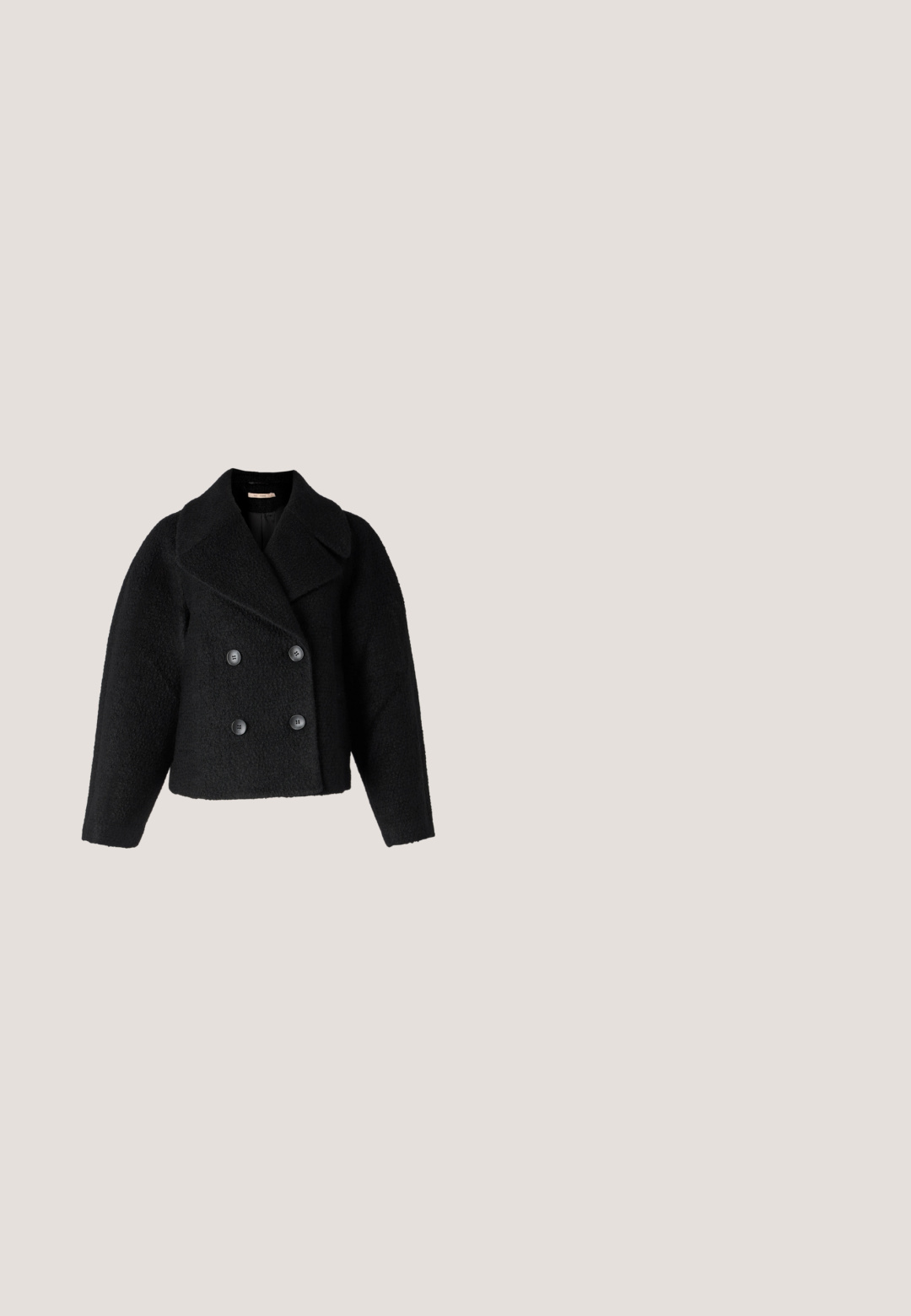 Rue de Femme MARION  - Chaqueta de entretiempo - black; Suéter negro de gran tamaño de punto con un cuello vuelto alto y mangas largas, que presenta una tela texturizada para mayor interés visual.; Steve Madden LULAH - Botines bajos - black; Gafas rectangulares negras con lentes transparentes, con bordes redondeados y acentos laterales, con un acabado brillante en el marco y las patillas.; Bolso de mano de cuero sintético negro con una textura suave, forma de hobo y doble asa; presenta un acabado brillante y un diseño minimalista.; Pendientes de aro en tono dorado con forma de media luna, superficie pulida y cierre tipo bisagra. La textura suave y el acabado reflectante mejoran la visibilidad.