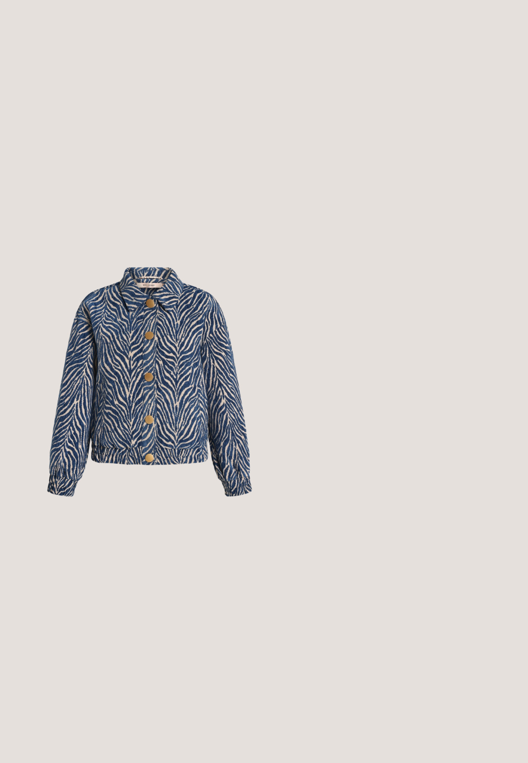 Veste zèbre bleue et beige avec un col, cinq boutons dorés et des poignets élastiqués. Tissu texturé.; Top noir décolleté en tissu extensible lisse. Design ajusté avec un col drapé, des manches courtes et un ourlet droit.; Jean à jambes larges en denim foncé avec des surpiqûres orange contrastantes, deux poches avant et une fermeture à double bouton à la taille.; Escarpin en cuir verni noir avec un bout pointu, finition texturée ressemblant à de la peau de serpent, et un talon aiguille fin.; Sac à main en cuir noir avec de longues anses et une petite pochette assortie zippée sur un fond uni.; Deux paires de Boucles d'oreilles créoles géométriques dorées sur une surface blanche unie, une paire carrée et pleine, une paire rectangulaire et creuse.