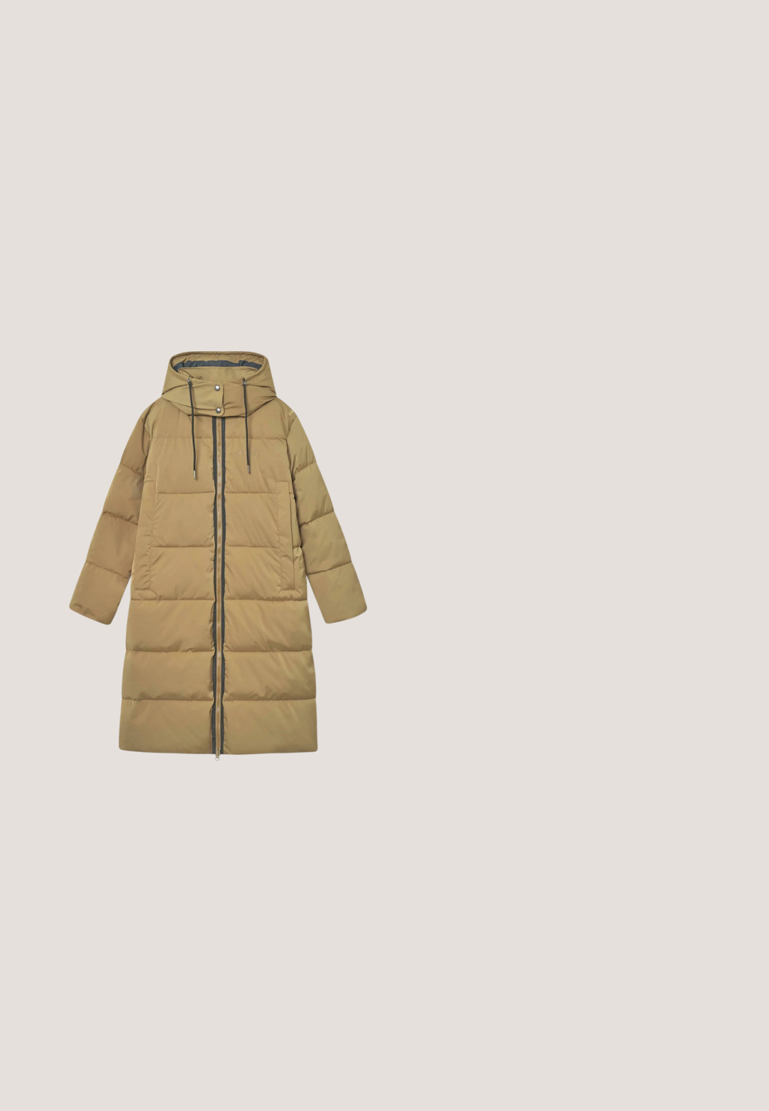 Abrigo acolchado largo en color beige, con un cuello alto, cierre de cremallera, grandes bolsillos y capucha con cordón. Textura suave y acolchada.; Chaqueta de forro polar marrón con cuello alto, cierre de media cremallera en la parte delantera y un bolsillo en el pecho; cuenta con una tela texturizada y un logotipo en el frente.; Camisa de punto acanalado de color óxido, de manga larga, con cuello redondo, detalles de costura visibles en los hombros y los laterales, y dobladillo recto.; Selected SLFCILLE PANT - Pantalones cargo - basil; Mocasín plataforma marrón oscuro con cordones y ribete naranja brillante, suela estriada y etiqueta Love Moschino en el lateral.; Desigual Mochila - green