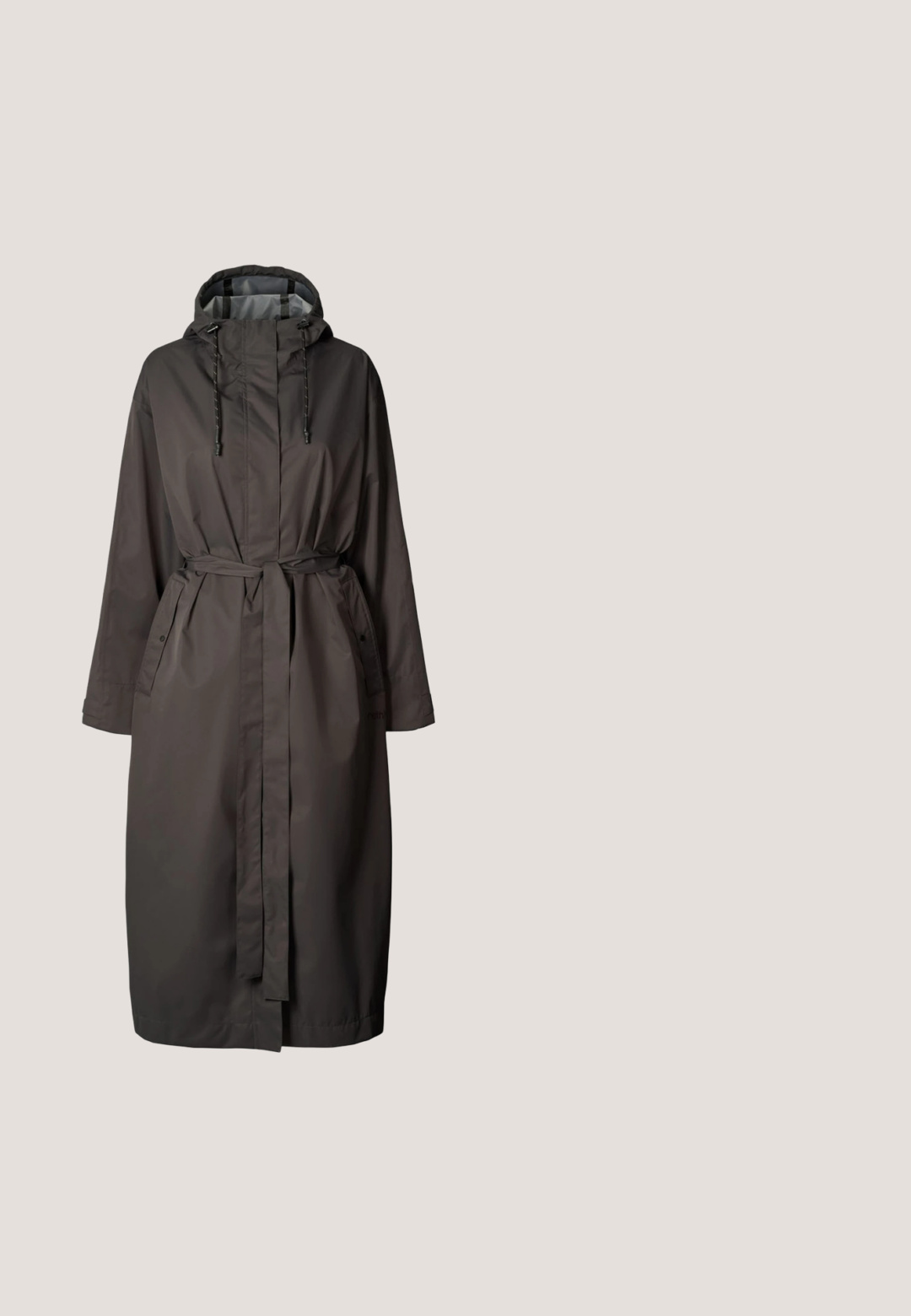 Imperméable long à capuche de couleur gris foncé, fabriqué en matériau résistant à l'eau. Doté d'une ceinture à nouer, de poches latérales et d'un design léger.; Pull en tricot marron fabriqué à partir d'un matériau épais et duveteux avec un col montant et une étiquette indiquant "NEXT". Il présente un motif texturé et une finition douce.; Pantalon en denim noir à jambes larges avec une taille haute, comprenant des poches avant et arrière, des coutures piquées et une fermeture à bouton. Texture lisse.; Chaussure noire en cuir verni à lacets avec une semelle épaisse et robuste, présentant des coutures décoratives et un design de bout arrondi.; Sac à main en cuir verni bordeaux avec deux poignées, plaque de logo argentée et bandoulière détachable. Texture lisse, forme structurée.; Bracelet en chaîne argentée avec plusieurs chaînes entrelacées, deux pendentifs en forme de cœur—l'un lisse et l'autre agrémenté de cristaux transparents.