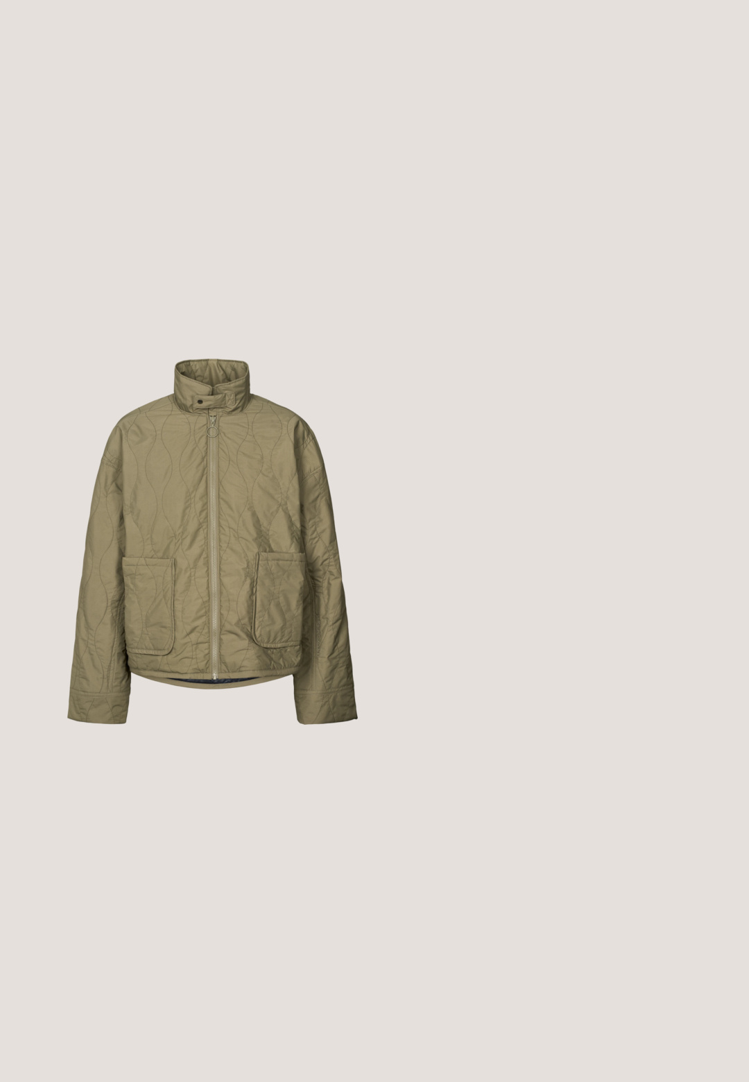 Lichtbruine doorgestikte jas met een hoge kraag, ritssluiting aan de voorkant, twee grote voorzakken en een gestructureerd golvend stikpatroon.; Donkergrijze sweatshirt met een ronde hals, lange mouwen, een asymmetrisch ontwerp en een zachte textuur. Heeft een ontspannen pasvorm en minimale stikdetails.; Effen olijfgroene T-shirt met korte mouwen, een ronde hals en een relaxte pasvorm.; Olijfgroene, wijde broek met een elastische tailleband en een gladde textuur. Heeft een eenvoudig ontwerp zonder extra patronen of accenten.; Donkerbruine suède sneakers met crèmekleurige veters, laag ontwerp, ronde neus en contrasterende stiksels langs de zijkanten en hiel.; Donkerbruine suède schoudertas in halve maanvorm met verstelbare band en ritssluiting bovenop tegen een witte achtergrond.