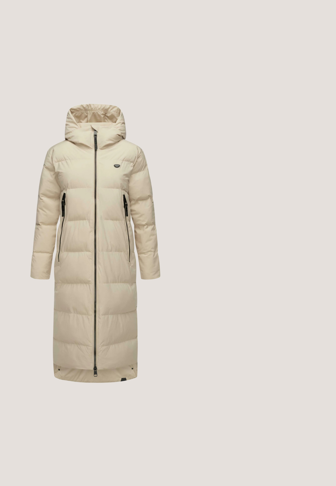 Manteau long beige matelassé avec capuche, fermeture éclair à l'avant et poches latérales. Texture lisse, éléments ajustables, sans motifs visibles.; Pull en tricot crème avec des rayures bleu marine, doté d'un col zippé mi-hauteur, de manches longues et d'un motif texturé sur l'ensemble.; T-shirt à manches longues blanc uni avec col rond, coupe décontractée, présenté sur un fond blanc.; Pantalons de survêtement gris foncé avec taille élastique, cordons blancs, poches latérales et poignets élastiques aux chevilles.; Bottines d'hiver en tan et marron avec un col en fausse fourrure blanche et une semelle robuste, conçues pour une utilisation extérieure par temps froid.; Sac en beige texturé en fausse fourrure avec deux poches avant, deux anses en cuir et une bandoulière en tissu réglable.