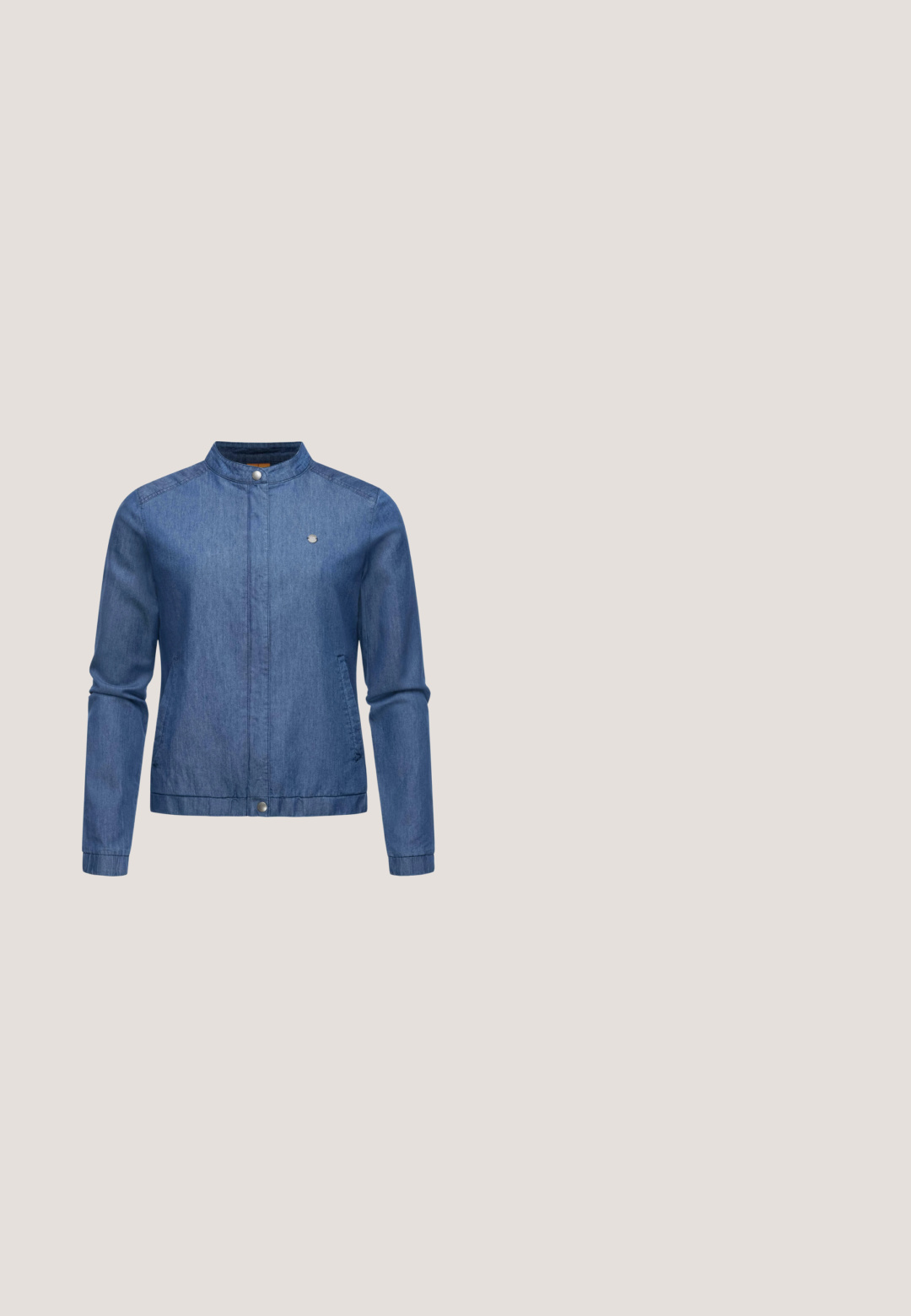 Blauwe denimjacket met een staande kraag, voorste drukknoopsluiting, zijzakken en lange mouwen. Vlotte textuur en minimalistisch design.; Marineblauw poloshirt met horizontale strepen in lichtblauw en beige. Gebreide stof, korte mouwen en een drieknopenhals met logo.; Denimrok met een wikkelontwerp, donkerblauwe kleur en een gestrikt midden. Bevat stikdetails langs de zoom en de zijnaad.; Witte leren sneaker met een blauwe suède 'V' logo, beige rubberen zool en witte veters. Heeft een minimalistisch ontwerp en gestikte accenten.; moshi moshi mind DOTTED CROSSBODY - Handtas - ecru black dots; Denim scrunchie met witte gekartelde rand, voorzien van rode en groene geborduurde bloemmotieven op een blauwe achtergrond.