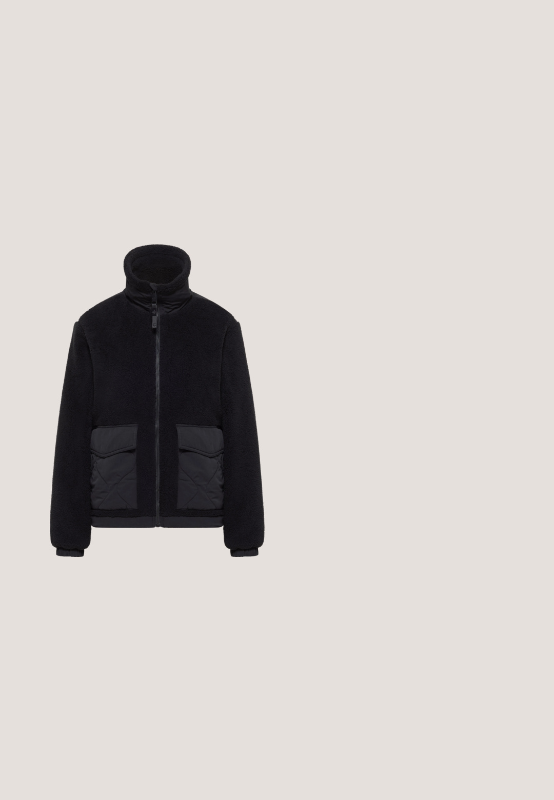 Chaqueta de forro polar negra con cuello alto, cremallera frontal y dos bolsillos acolchados en contraste. Textura suave, puños elásticos y ajuste relajado.; Sudadera de forro polar negra con cuello con cremallera, superficie suave y texturizada, y un ajuste relajado. Presenta costuras a lo largo del dobladillo y los puños.; Camiseta blanca de Manga Corta con cuello redondo, hecha de suave tejido de algodón. Tiene un corte holgado y no presenta patrones ni acentos.; Pantalones negros entallados con cintura alta, doble cierre de botones a presión, cinturón de tela con hebilla metálica en forma de anillo y costuras detalladas.; Botas de invierno impermeables negras con parte superior de ante, collar de piel y suela de goma. Presentan un diseño de cordones con ojales hexagonales y un parche con el logo.; Bolso mensajero negro con un bolsillo frontal con cremallera, correa ajustable y adornos decorativos que presentan colores vivos y texturas variadas.