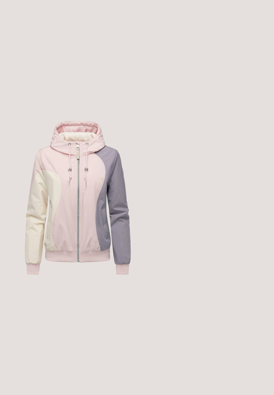 Damesjack met ritssluiting en kleurvlakken in roze, crème en grijs, met capuchon, trekkoorden en geribbelde boorden en zoom.; Wit T-shirt met korte mouwen met rode lijntekening van palmbomen, zeesterren, schelp, koraal en decoratieve rand aan de voorkant.; Lichtblauwe spijkerbroekshorts met een hoge taille, vier zakken en een knoopsluiting. Beschikt over een klassieke rechte broekspijp en een rafelige zoom.; Beige leren sneaker met een gestructureerde bovenkant, gladde accenten, ronde neus en een witte rubberen zool met een zigzagpatroon. Vetersluiting.; Lichtblauwe rechthoekige tas met brede beige riemen, ritssluiting en "RENEW EVA" verticaal gedrukt op een riem.; Gouden bangle met een rij roze edelstenen langs de buitenrand, rechthoekig ontwerp, gladde textuur en een gepolijste afwerking.