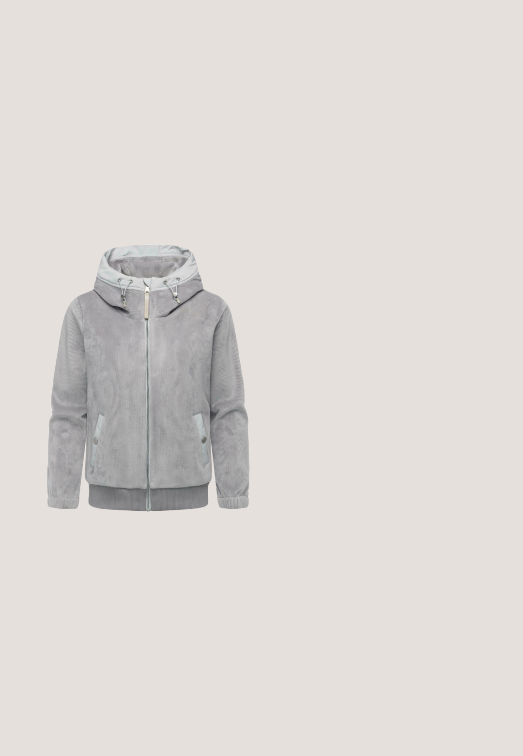Grijze corduroy jas met een gevoerde capuchon, voorrits en zijzakken. Heeft ribbelmanchetten en onderkant. Gladde binnenvoering.; Lichtgrijze hoodie met rits, voorzakken, capuchon met trekkoord en geribde boorden en zoom, afgebeeld op een witte achtergrond.; Wit T-shirt met korte mouwen, dunne zwarte horizontale strepen en een ronde halslijn, getoond tegen een effen achtergrond.; Grijze katoenen sweatpants met een elastische tailleband, verstelbaar trekkoord, zijzakken en taps toelopende boorden. Eenvoudig ontwerp, geen patronen.; Witte canvas sneakers met een textuur op het oppervlak, voorzien van een dikke, geribbelde rubberen zool in beige en zwarte accenten, en een trekhaak op de hiel.; Grijze textuur crossbody tas met verstelbare riem, voorzak met rits, gele accentdetails en zilveren hardware. Compact en lichtgewicht ontwerp.