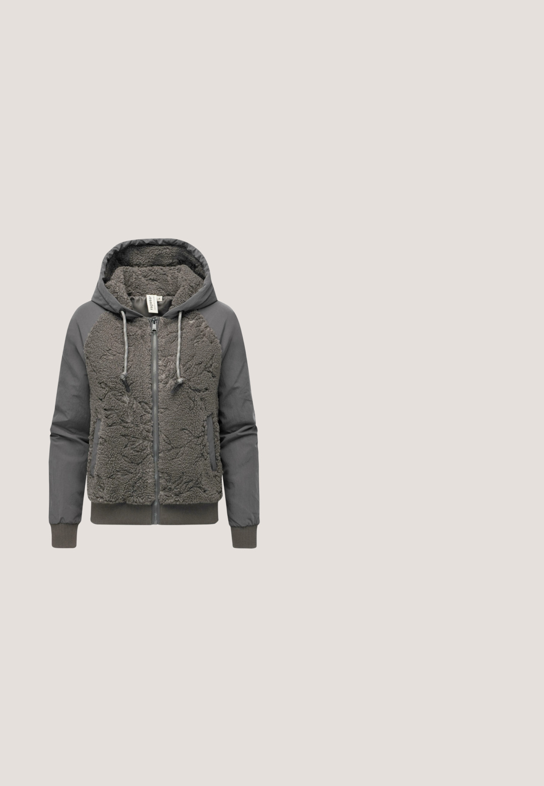Graue Zip-Hoodie-Jacke mit einem plüschigen, strukturierten Vorderteil und glatten Ärmeln. Verfügt über Kordelzüge, Seitentaschen und gerippte Bündchen.; Graues, geripptes Langarmoberteil mit rundem Halsausschnitt und einer Knopfleiste mit fünf Knöpfen. Der Stoff hat eine glatte Textur und eine leicht taillierte Form.; Weit geschnittene Hosen mit hoher Taille in Olivgrün mit Knopf- und Reißverschluss, Gürtelschlaufen und ausgefransten Säumen.; Braune Leder-Sneaker mit Kunstfellbesatz um den Knöchel, strukturiertem Design und einer stabilen Gummisohle. Verfügt über Schnürverschluss und Markendetails.; Kleine Handtasche mit schwarz-weißem Kuhfellmuster, schwarzen Lederseiten und abnehmbarem schwarzen Leder-Riemen mit Metallverschlüssen.; Silberarmband mit verstellbarem Verschluss und einem herzförmigen Anhänger, der mit klaren Kristallen besetzt ist.