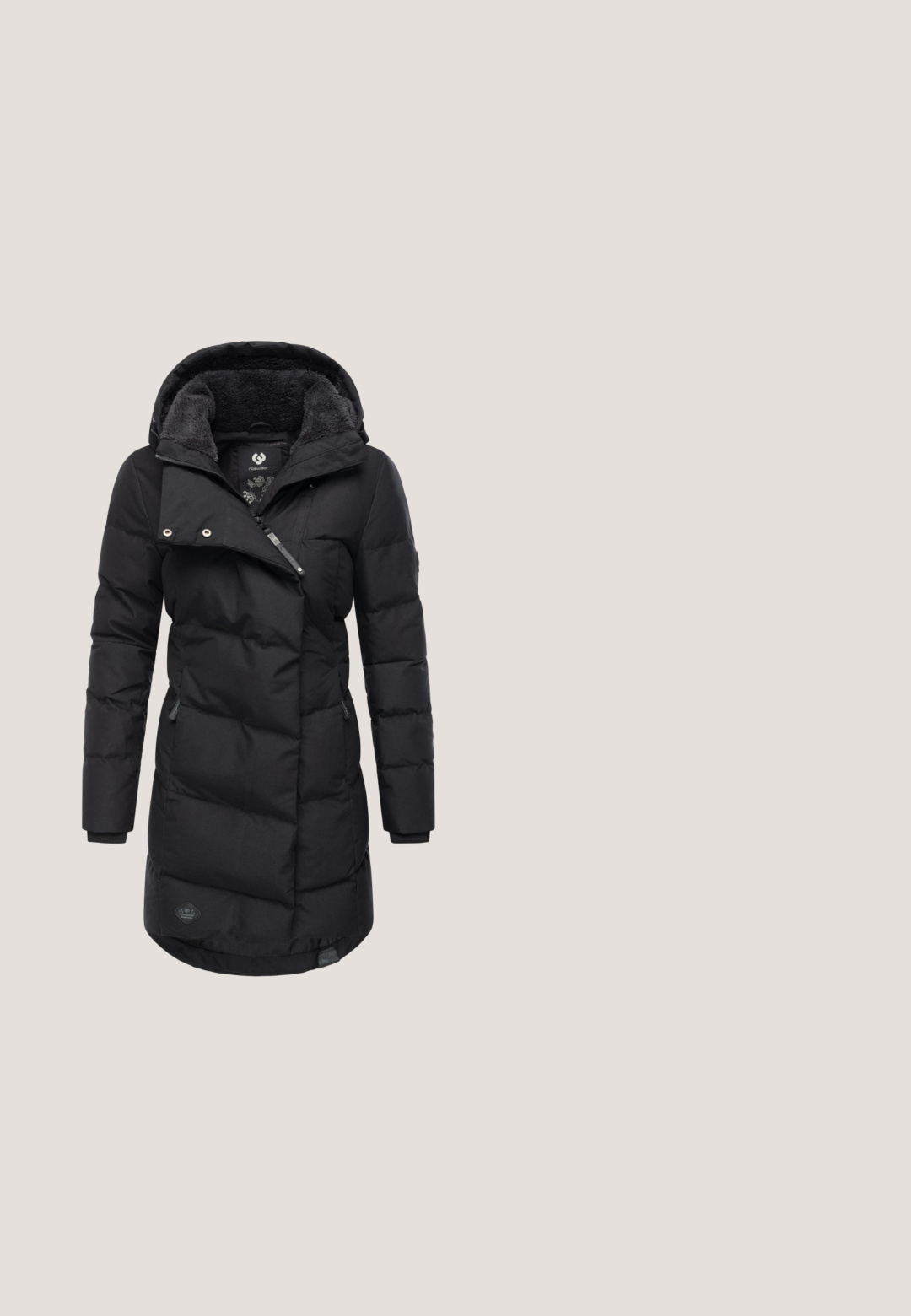 Sort dunjakke med lynlås og trykknaplukning, der har en hætte foret med blødt materiale, quiltet tekstur og sidelommer med lynlås.; Sort langærmet sweater med V-hals. Indeholder en fremtrædende "Guess"-logo i rhinsten. Ribstrikkede manchetter og kant, glat tekstur.; Sorte skinny jeans lavet af denim med en glat tekstur. Har en frontlukning med knap og lynlås, fem lommer og en slank pasform.; Sorte ruskindsankelstøvler med en kraftig sort sål, prydet med en leopardmønstret faux fur kant og en snøredetalje øverst.; Grå syntetisk håndtaske med en struktureret form, præget med logo-mønstre, dobbelte håndtag og et fremtrædende logo-plaque.; Guld stud øreringe med et cirkulært design og et logo i midten, prydet med klare rhinsten langs kanten.