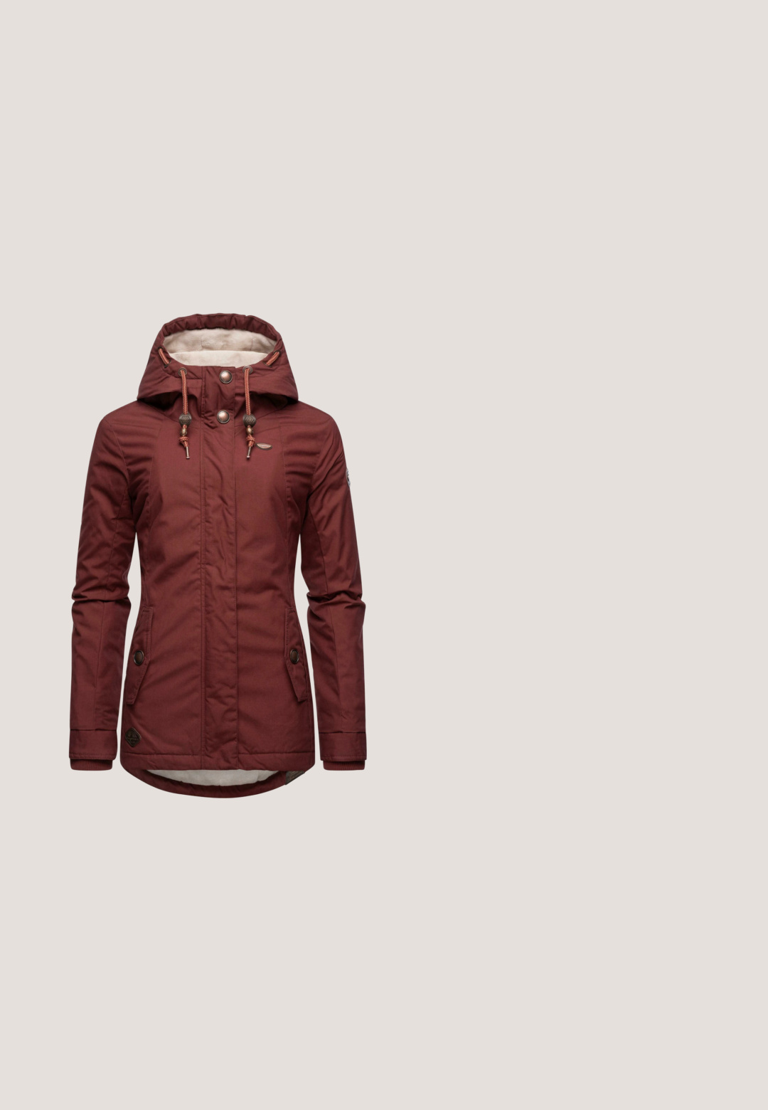 Burgunderfarbene isolierte Jacke mit einem mit Fell gefütterten Kapuze, verstellbarem Zugband, Druckknöpfen und Seitentaschen. Glattes Außenmaterial mit taillierter Passform.; Zwei kurzärmelige Oberteile in Burgunderrot und Marineblau, mit gerippter Textur und vertikalen Streifenmustern. Rundhalsausschnitte, taillierte Passform.; Bordeauxfarbene gerippte Leggings mit breitem Bund, aus strukturiertem Stoff und einem kleinen Markenlogo an der Hüfte für zusätzliche Details.; Weinroter Sneaker mit einer Kombination aus glattem Wildleder und strukturierten Materialien, mit weißer Zwischensohle und Gummiaußensohle in Karamellfarbe. Markenlogo an der Seite sichtbar.; Braune Tragetasche mit langen Griffen und abnehmbarem Schultergurt, goldfarbener Hardware und "EVEN&ODD"-Logo-Plakette auf der Vorderseite.; Rotes Schnurrarmband mit einem goldenen Herzanhänger, glatter Textur, verstellbarer Länge und sicherem Knotendetail auf jeder Seite.