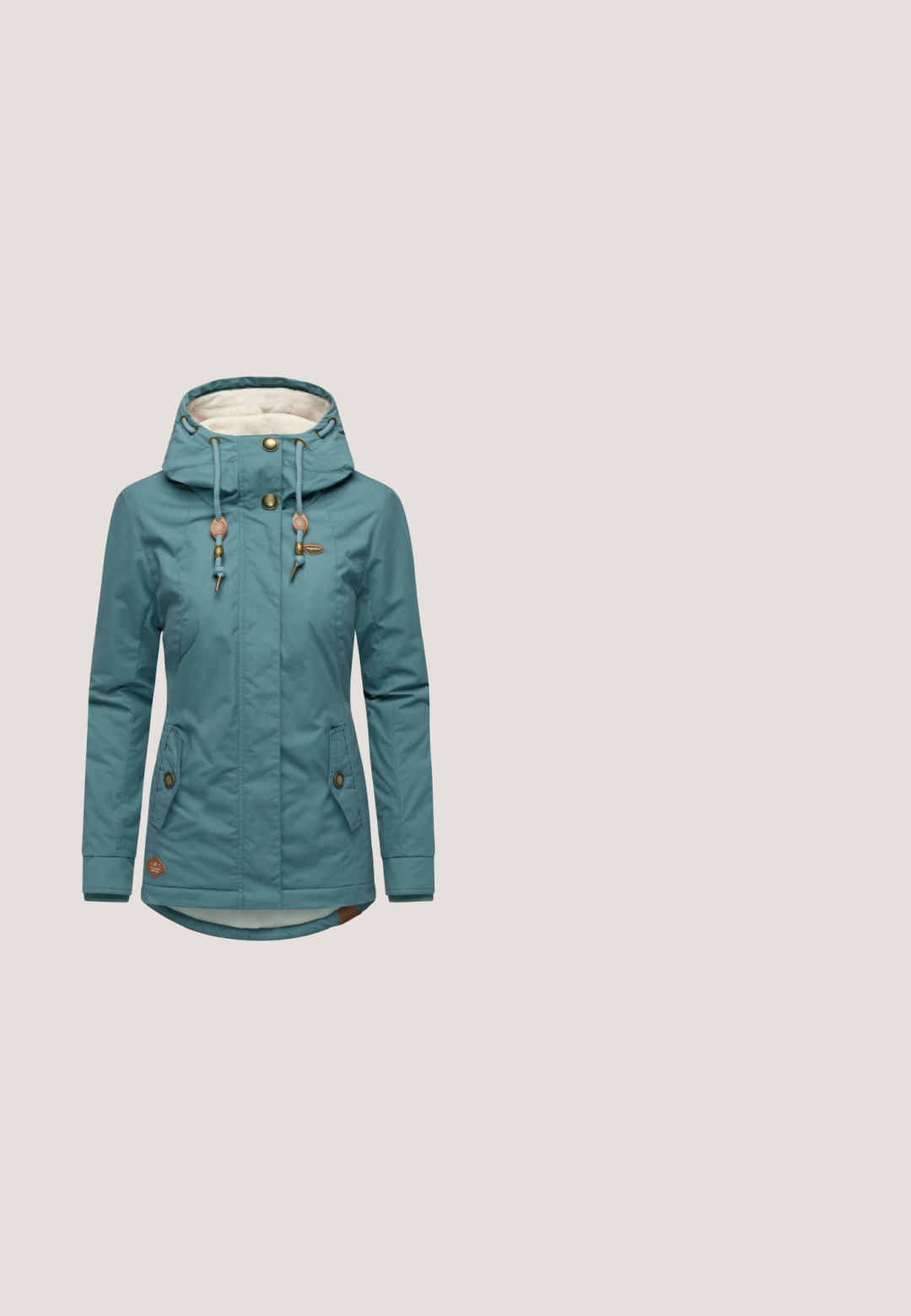 Lichtblauwe waterdichte jas met een fleece-gevoerde capuchon, decoratieve toggles, gouden knopen, twee zijzakken en een iets langere achterkant.; Turkooise trui met lange mouwen en ronde hals, voorzien van een getextureerd horizontaal golfpatroon en geribbelde manchetten, weergegeven op een witte achtergrond.; Marineblauwe katoenen T-shirt met een ronde hals, korte mouwen en een relaxte pasvorm. Inclusief een klein logo-accent op de zoom.; Blauwe denim flared jeans met een middelhoge taille, voorzien van stikselaccenten, twee voorkruipzakken en een achterzak met label.; Marineblauwe casual sneaker met beige veters, witte zijstrepen, een ritssluiting detail en een dikke bruine geribbelde zool.; Schoudertas met horizontaal gestreept patroon in blauw, oranje en zwart, meerdere met rits afsluitbare zakken en een klein pluchen sleutelhanger eraan bevestigd.