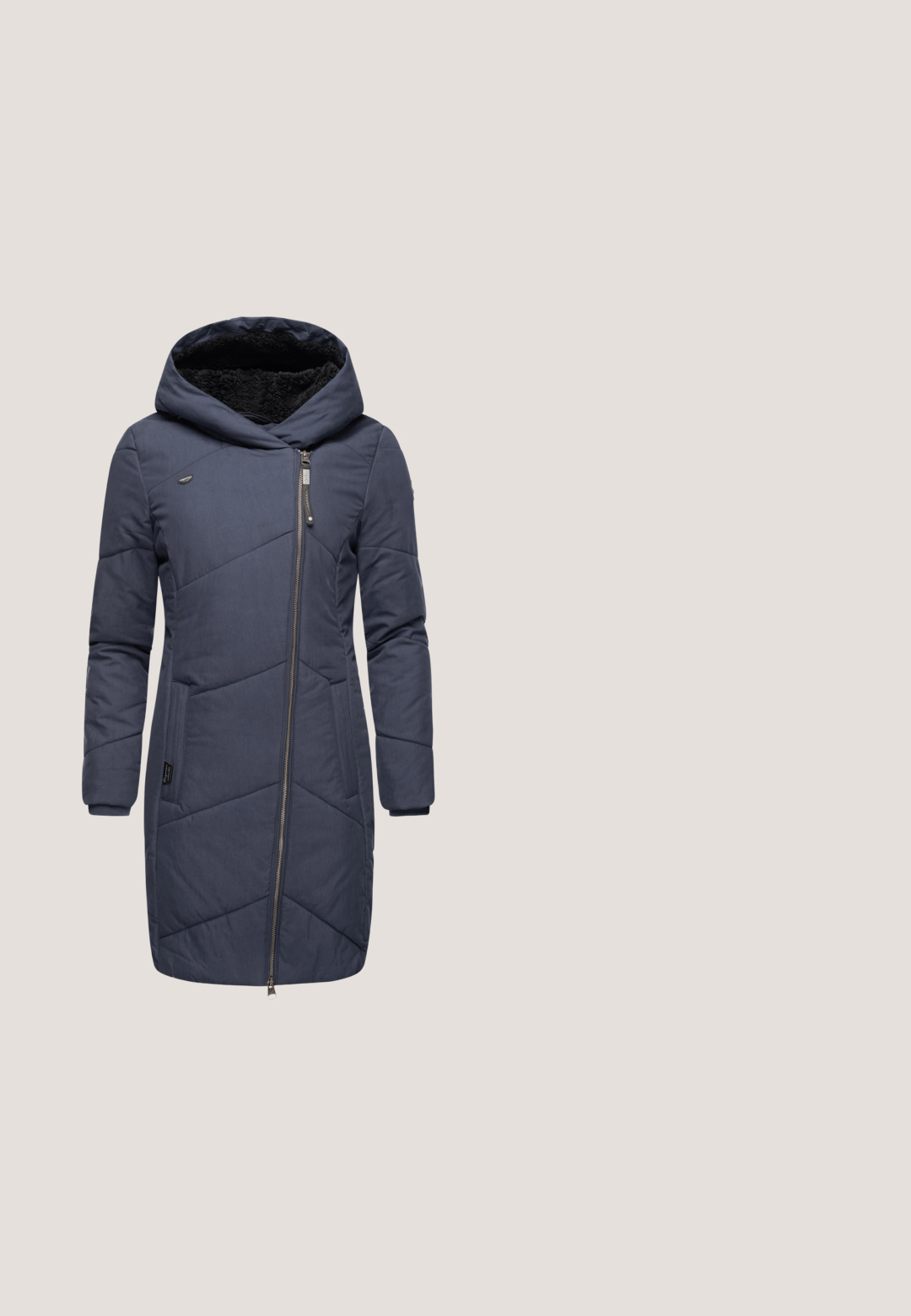 Manteau d'hiver matelassé bleu marine avec une grande capuche, fermeture éclair et doublure en polaire. Dispose de deux poches latérales et d'une petite étiquette de logo.; Pull bleu en V en tissu tricoté doux. Il a des manches longues et un ourlet côtelé. Design simple sans motifs ou accents supplémentaires.; Jean en denim bleu à coupe droite avec poches avant, passants de ceinture et fermeture bouton-zip, présenté à plat sur fond blanc.; Baskets en cuir blanc avec des accents beiges, détails perforés et un col rembourré. Semelle en caoutchouc avec une légère courbure au niveau des orteils. Design à lacets.; Sac seau en cuir noir avec bandoulière réglable, accompagné d'une petite pochette noire zippée, sur fond blanc.; Les boucles d'oreilles pendantes en argent présentent deux longues chaînes, chacune se terminant par une boule polie. Le design est élégant avec un clou rond minimaliste.
