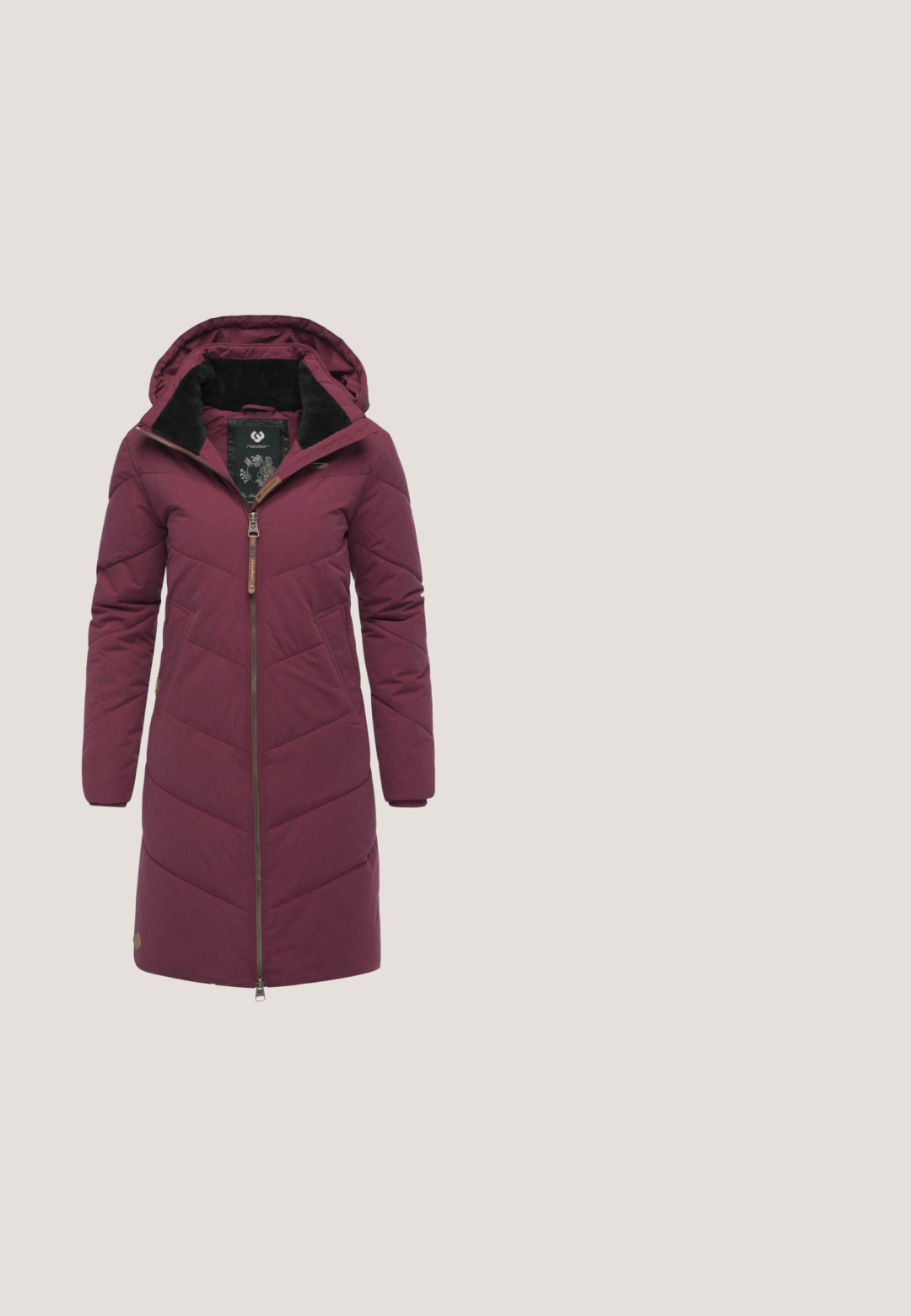 Kastanjebrun, quiltet lang frakke med hætte. Har en lynlås foran, sidelommer og blødt sort fleecefor. Minimal hardware detaljering.; Bordeaux sweatshirts med et geometrisk hvidt stjernes mønster. Ribbet rund halsudskæring og manchetter. Blød tekstur og afslappet pasform.; Mørkelilla langærmet skjorte med rund halsudskæring og enkel, glat tekstur, vist på en ensfarvet hvid baggrund.; Slim fit damejeans med højtaljet pasform i mørk burgunder med forlommer, bæltestropper og knaplukning.; Afslappet mørkelilla sneaker med sorte snørebånd, sidelås og tyk beige sål, velegnet til hverdagsbrug.; Bordeauxfarvet ruskind skuldertaske med to forlommel med lynlås, sølv lynlåstræk og justerbar skulderrem med syningsdetalje.