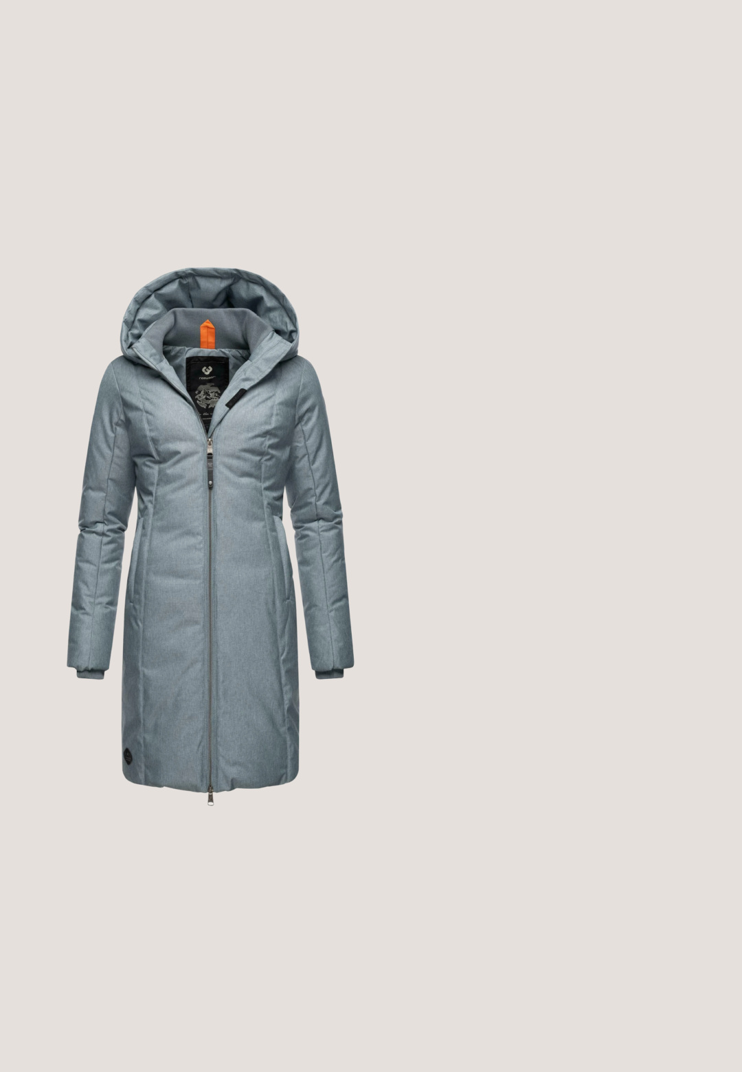 Langer, hellgrauer Puffercoat mit Kapuze, ausgestattet mit einem Frontreißverschluss, gestepptem Muster und schwarzem Logodetail am Saum. Oranger Akzent in der Kapuze.; Navyblauer Zip-Jumpsuit mit Kapuze, weißen Akzenten, Fronttaschen und einer weichen Textur. Mit einer kontrastierenden Innenfarbe.; Oxmo OMAYA - Sweatshirt - insignia blue; Hellblauer Sportschuh aus Mesh- und Wildledermaterialien, mit strukturierten Akzenten und beiger Gummisohle mit Aussparungen für Belüftung und Komfort.; Graue Sonnenbrille mit verspiegelten rosa Gläsern, die ein schlankes, winkeliges Design aufweist und den Markennamen "Roxy" an der Seite trägt.; Graue Nylon-Tote mit schrägem Design, strukturierten Griffen, abnehmbarem Riemen und Reißverschlussdetails. Verfügt über ein Logo-Patch an der Seite.