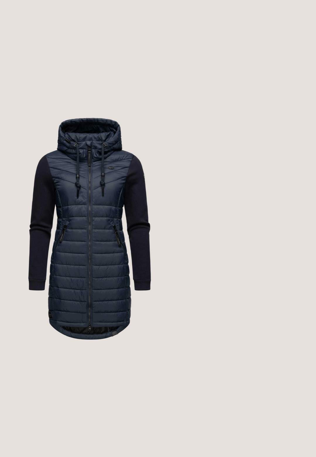 Mørkeblå polstret frakke med lynlås foran og snoretræk i hætten. Har ensfarvede strikærmer og sidelommer, samt en quiltet tekstur.; Marineblå strikket sweater med rund hals, lange ærmer, ribbede kanter og manchetter, der har et struktureret mønster over det hele.; Mørkeblå denimjeans med en klassisk skinny pasform. Indeholder fem lommer, lynlås og diskret falmning for tekstur.; Marineblå og hvid lavtop-sneaker med hvide snørebånd og sål i gummi, designet til afslappet brug.; Mørkeblå taske med to frontlukkede lommer, justerbar strop og holdbart stof. Funker en rund logo på den ene side og en glat tekstur.; Hoopøreringe med et delt design; den ene halvdel er poleret guld, og den anden er struktureret sølv. Fremstillet af 925 sterling sølv.