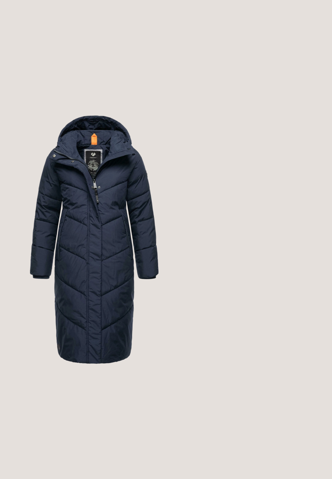 Veste doudoune marine avec capuche, dotée de coutures en chevron, d'une fermeture éclair et de poches avant. Fabriquée dans un matériau isolant et lisse.; Pull bleu en V en tissu tricoté doux. Il a des manches longues et un ourlet côtelé. Design simple sans motifs ou accents supplémentaires.; Chemise à rayures bleu clair à manches longues en tissu doux, dotée d'un devant à boutons, d'un col pointu et d'une poche poitrine.; Pantalons bleu marine, coupe slim, avec une texture lisse, dotés d'une taille élastique et de deux plis avant pour plus de détails.; Sneaker avec une tige synthétique blanche, des accents en suède bleu et une semelle en gomme texturée. Comprend un détail de zip bleu et un système de laçage.; Sac à main en nylon bleu marine avec un design incurvé, une seule bandoulière, fermeture éclair et une petite étiquette décorative. Texture lisse sans motifs.