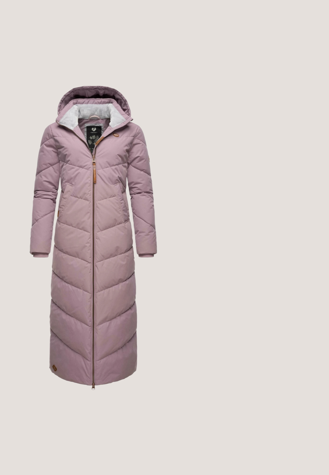 Vaatteena pitkä, pehmustettu takki vaaleanlilana, jossa on huppu. Ominaisuuksiin kuuluu täysi vetoketju ja viistosaumat. Mukana on logo-patch helman lähellä.; Neulotut korkean kaula-aukon villapaita pehmeässä persikassa, jossa on teksturoitu palmikkokuvio, pitkät hihat ja kudottu merkkilappu helmassa.; Siniset kapenevat mallia olevat farkut, joissa on etutaskut, nappisuljenta ja nilkoissa käärityt lahkeet, koko 28/32, merkiltä Tom Tailor.; Beige mokka-bootit, joissa on tekoturkista valmistettu kaulus, pyöreä kärki, nauhalla varustettu malli ja pehmustettu pohja. Varusteena hopeanväriset silmukat ja logo sivussa.; Beige suorakaiteen muotoinen olkalaukku, jossa on kaksi kahvaa ja irrotettava olkahihna, teksturoitu kangas sekä hienovarainen kohokuvioitu merkinimi edessä.; Kultasävyiset korvakorut, joissa on suorakaiteenmuotoisia vaaleanpunaisia kiviä ja pieniä kirkkaiden kivien korostuksia yläosassa piikkikiinnityksellä.