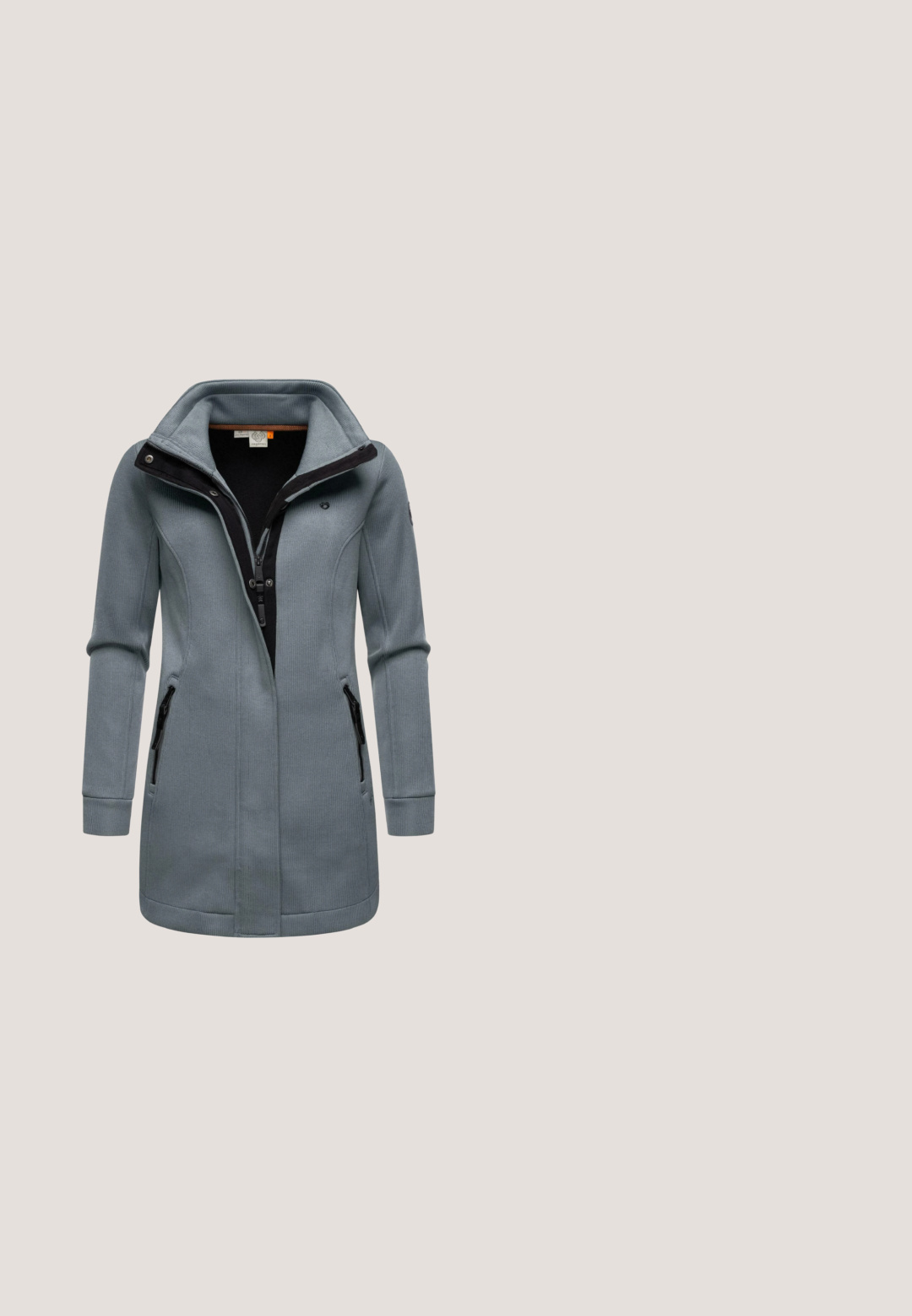 Abrigo gris con cremallera y un cuello alto, detalles en negro, dos bolsillos laterales con cremallera, tejido texturizado y una silueta ligeramente ajustada.; Sudadera gris de algodón, con capucha ajustable, mangas largas, puños acanalados y dobladillo. Diseño liso sin patrones.; Pantalones de pierna ancha de talle alto en tela verde oliva con detalles de tabulación abotonados en la cintura y pliegues en la parte delantera.; Zapatilla negra tipo slip-on con empeine de punto, suela blanca y parche de cuero en el talón, diseñada para uso casual.; Bolso cruzado de cuero verde con bolsillo frontal con cremallera, correa ajustable y acento de borlas, que presenta una textura suave y un diseño curvo.; Pendientes de aro de plata con un diseño texturizado y de cuentas. Acabado suave con acentos redondeados, que muestran una superficie brillante y reflectante.