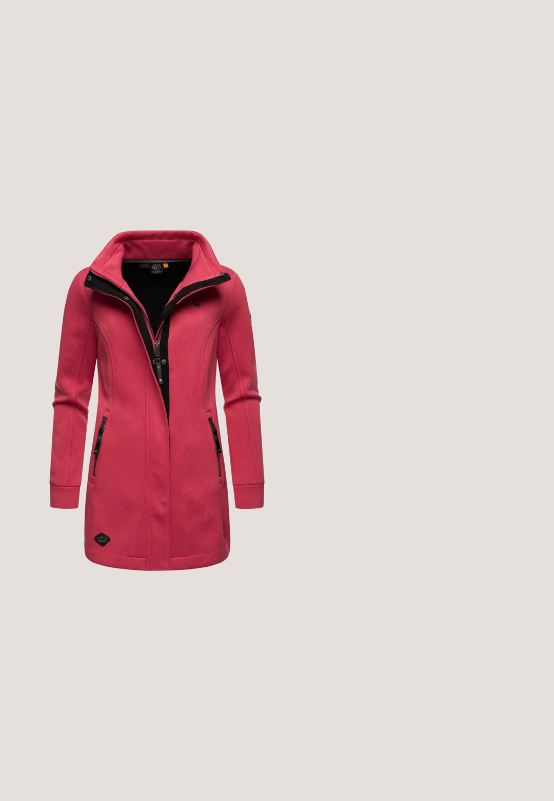 Rosa Outdoor-Jacke mit hohem Kragen, Reißverschluss vorne und schwarzen Akzenten. Verfügt über zwei seitliche Reißverschlusstaschen und gerippte Bündchen.; Helles pinkes T-Shirt mit kurzen Ärmeln und rundem Halsausschnitt, aus weichem Stoff mit einer dezenten melierten Textur.; Blaue Jeans aus Denim mit geraden Beinen, vorne Knopf- und Reißverschluss sowie vordere und hintere Taschen, vor weißem Hintergrund dargestellt.; Damen-Sneaker mit einer Kombination aus weißen, hellrosa und dunkelrosa Materialien; strukturiertem Wildleder und atmungsaktivem Netzstoff; Gummisohle.; Helle pinkfarbene Ledertasche mit verstellbarem Schulterriemen und kleinem Stoff-Logoaufnäher in der vorderen Mitte vor weißem Hintergrund.; Goldring mit einem großen, glatten, abgerundeten Fuchsia-Lack-Zentrum. Intern mit "SINGULARU" graviert. Schlichtes und modernes Design.