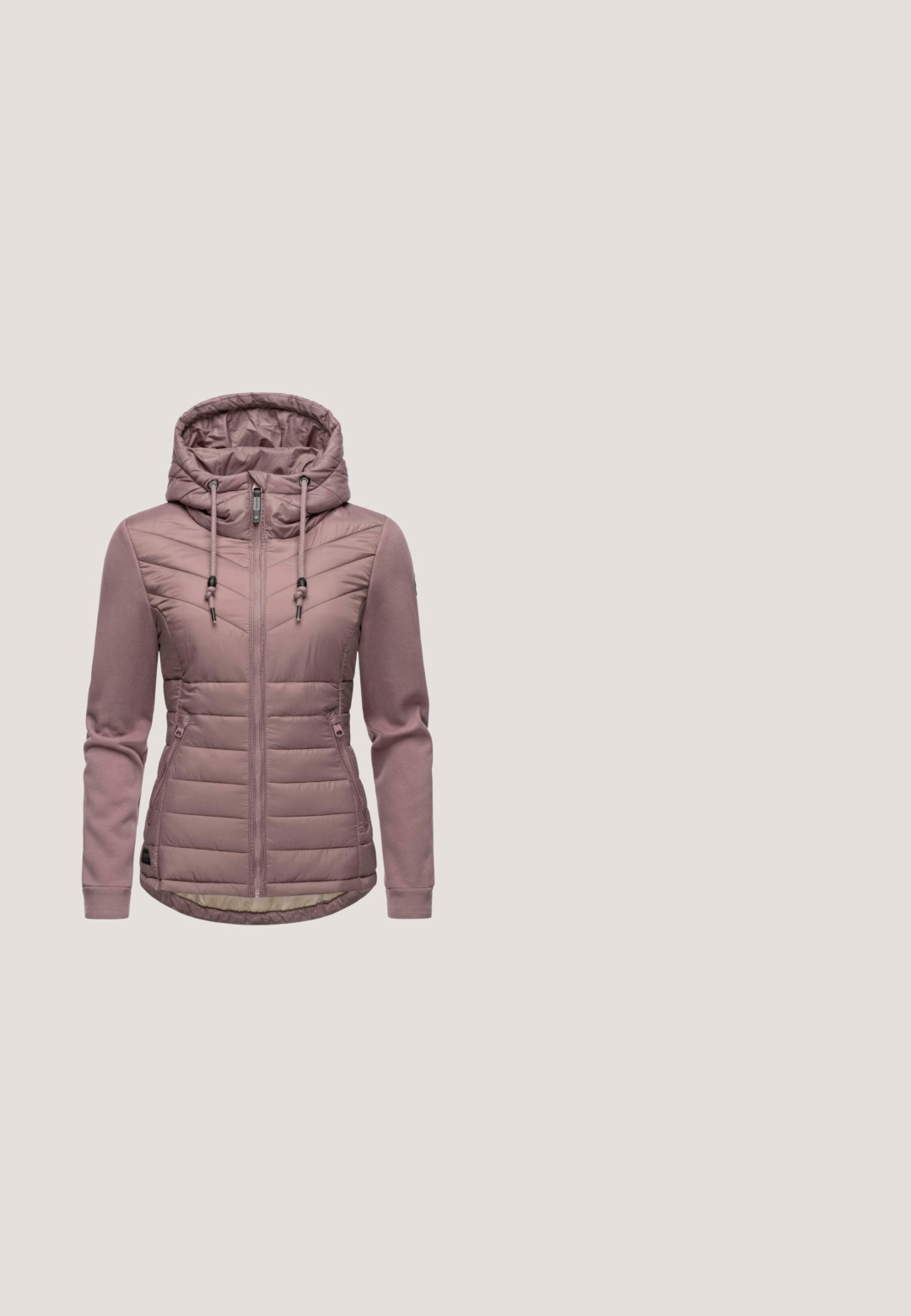 Hoodie in zartem Rosa, mit einer gesteppten Vorderseite, glatten Ärmeln, durchgehendem Reißverschluss und Kordelzügen. Zwei Seitentaschen und ein geschwungener Saum.; Rosa Strickpullover mit rundem Halsausschnitt, langen Ärmeln und geripptem Saum sowie Bündchen. Sanfte Textur mit einer lässigen, lockeren Passform.; Langärmliges Damenoberteil in sanftem Rosa mit rundem Halsausschnitt und schlanker, glatter Passform ohne Muster oder Verzierungen.; Dunkelgraue Denim-Hosen mit geradem Bein, frontalen Taschen und einem Knopfverschluss. Das Material hat eine glatte Textur und minimale Hardware-Details.; Taupefarbener Wildleder-Sneaker mit Schnürung vorne, metallischem Fersendetail, Nietenakzenten an der Seite und dicker weiß profilierter Sohle.; Crossbody-Tasche aus weichem mauvefarbenem Leder mit glatter Textur. Verfügt über einen magnetischen Klappverschluss, ein geprägtes Logo und einen verstellbaren Trageriemen.