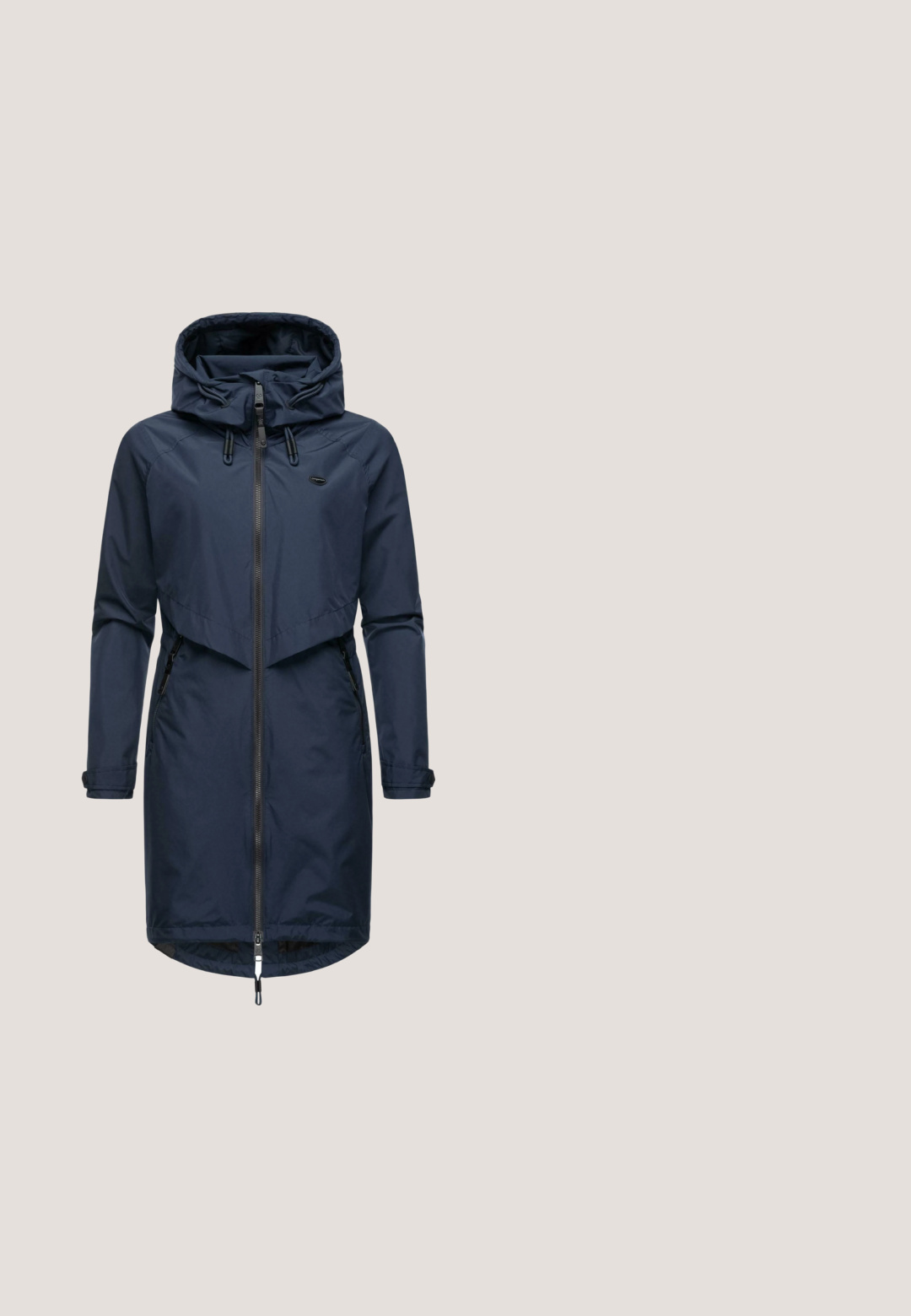 Diepblauwe waterdichte jas met ritssluiting, grote capuchon, verstelbaar trekkoord en twee zijzakken met verborgen ritsen.; Zwarte cropped cardigan met V-hals, drie knopen aan de voorkant, lange mouwen en twee zijzakken.; Donkerblauw shirt met korte mouwen en ronde halslijn, gemaakt van gladde stof, getoond tegen een witte achtergrond.; Donkergrijze linnen broek met wijde pijpen, elastische tailleband en vooraan koord, casual en ontspannen pasvorm.; Lichtblauwe suède sneaker met witte accenten, witte veters, een beige binnenvoering en een getextureerde bruine rubberen zool, zijaanzicht op een witte achtergrond.; Hexagona CONFORT - Handtas - marine