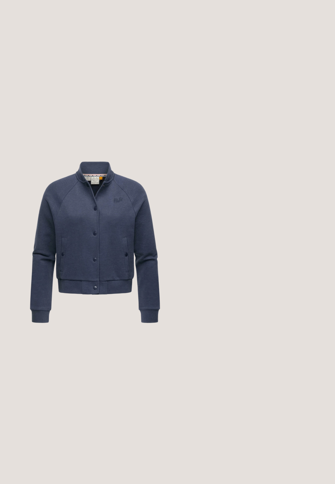 Mørkeblå, langærmet cropped jakke i tekstureret stof med ståkrave, trykknapper, to lommer og diskret logo broderi.; Kortærmet dame T-shirt i grønblå med rund halsudskæring, lavet af blødt stof, vist på en hvid baggrund.; Marineblå bredbenede bukser lavet af blød, strækbar materiale. Har en flad talje og en glat overflade; ingen synlige mønstre eller metaldele.; Lysegrå sportssko med tekstureret overdel, rundet tå, gennemsigtig sål og en stor cirkulær detalje på siden.; Marineblå stof taske med to sorte håndtag, lynlåslukning og en dekorativ flerfarvet frynse detalje på siden.; Sølvkæde med vedhæng i rubinrød formet som en solstråle, der fremviser detaljeret udsmykning omkring ædelstenen.