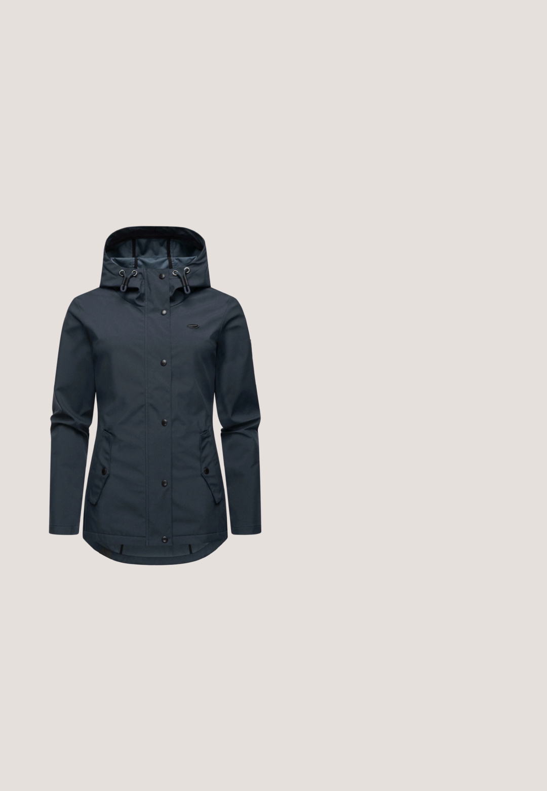 Navy wasserfeste Jacke mit verstellbarem Kapuzenzug, Druckknopfverschlüssen, zwei Seitentaschen und leicht abgerundhem Saum. Glatte Textur.; Oxmo OMAYA - Sweatshirt - insignia blue; Marineblaue Damen-T-Shirt mit kurzen Ärmeln und rundem Ausschnitt, mit dem Label "Cecil Essentials" im Krageninneren.; Marineblaue Jogginghosen aus weichem Stoff, mit einem elastischen Bündchen und Kordelzug sowie schmal zulaufendem Bein.; Blauer und weißer Sneaker mit niedrigem Schnitt, weißen Schnürsenkeln, strukturiert dicker weißer Sohle und perforiertem weißem Seitendesign vor einfarbigem Hintergrund.; Dunkelgraue Umhängetasche mit zwei vorderen Reißverschlusstaschen und verstellbarem Schulterriemen, mit braunen Reißverschluss-Zippern und subtiler Markenkennzeichnung.
