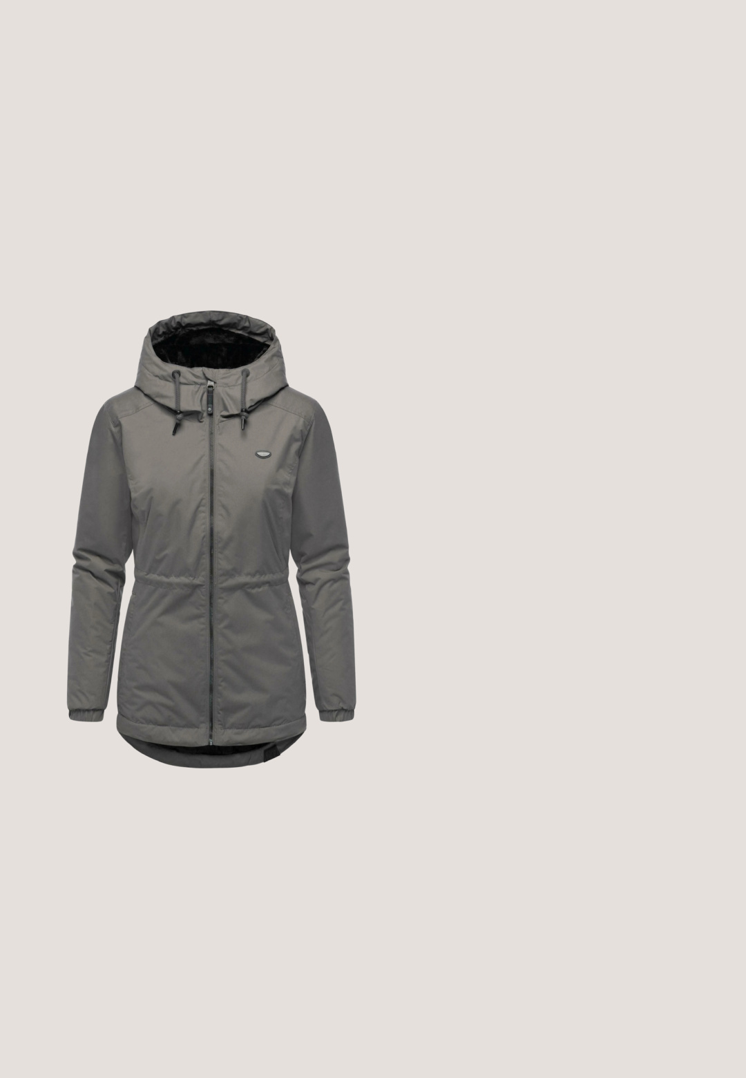 Grau isolierte Jacke mit Reißverschluss vorne, verstellbarer Kapuze und elastischem Bund. Verfügt über ein weiches Innenfutter und ein kleines Logo auf der Brust.; Hellgrauer Kapuzenpullover mit Reißverschluss, Fronttaschen, Kordelzug an der Kapuze sowie gerippten Bündchen und Saum, gezeigt vor weißem Hintergrund.; Hellgraues, kurzärmeliges, geripptes T-Shirt mit Rundhalsausschnitt und kleinem schwarzem "Pepe Jeans"-Logo auf der linken Brust.; Grau melierte Jogginghose mit weißem Kordelzug, Seitentaschen und Bündchen an den Knöcheln.; Hellgrauer gestrickter Sportschuh mit weißer, dicker Sohle, Schnürung vorne und Zuglasche an der Ferse.; Graue Tragetasche mit einem vorderen Reißverschlusstasche, zwei Griffen, glattem Material und einem blauen Etikett. Einfaches, strukturiertes Design.
