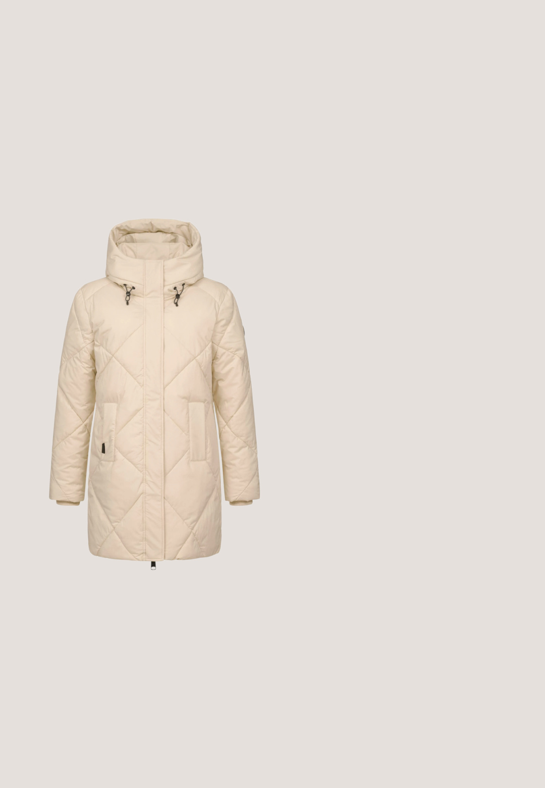 Veste matelassée beige avec un col haut, une capuche à cordon de serrage et deux poches avant. Caractéristiques d'une texture lisse et d'une coupe droite.; Pull col roulé beige en tissu tricoté texturé, avec manches longues et poignets et ourlet côtelés. Aucun motif ou ornement visible.; Jean noir ajusté avec fermeture avant à boutons et zip, cinq poches, et passants pour ceinture, présenté à plat sur un fond blanc.; Bottines noires en taille suédé avec un revers en fausse fourrure, une sangle décorative avec un anneau en argent et une semelle en caoutchouc texturé.; Sac fourre-tout à imprimé léopard avec deux poignées noires et une poche avant, marqué d'une petite étiquette rectangulaire « Larkson ».; Collier en or avec un pendentif en étoile de mer. Chaîne délicate, détail en étoile de mer texturé, fermeture à homard, longueur ajustable.