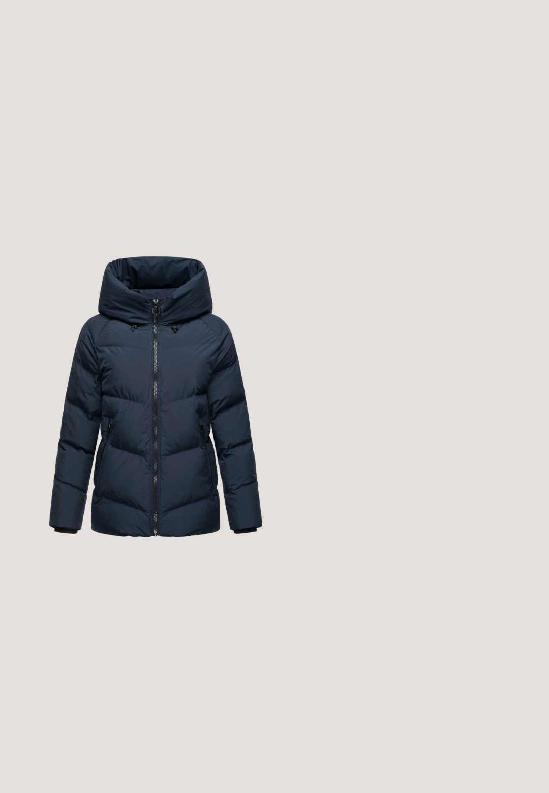 Chaqueta de plumón azul oscuro con cuello alto, cremallera frontal y bolsillos laterales, con textura acolchada y puños elásticos.; Sudadera azul oscuro hecha de tela suave, con un bolsillo frontal, cordones y una etiqueta en la parte inferior izquierda. Diseño acogedor y casual.; Camisa blanca de manga larga con rayas horizontales azul marino y cuello en V, mostrada sobre un fondo blanco.; Vaqueros de mezclilla azul oscuro con un ajuste clásico skinny. Incluyen cinco bolsillos, cremallera y un sutil efecto de desgaste para dar textura.; Zapatilla de ante azul marino con suela blanca, que presenta una cremallera lateral, puntera redonda y detalles texturizados en la parte superior.; Bolso tote azul marino con asas de cuero marrón y bolsillo con cremallera en el frente, con correa de hombro desmontable y detalle de logo plateado.