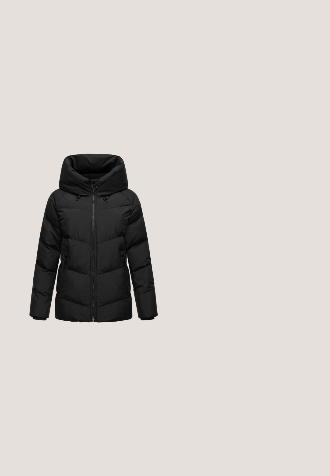 Schwarze Steppjacke mit hoch geschützter, gepolsterter Kapuze. Verfügt über gesteppten Bereiche, einen vorderen Reißverschluss und seitliche Taschen. Glattes, strukturiertes Material.; Schwarzer Strickpullover mit silbernen horizontalen Streifen, langen puffigen Ärmeln und einem hohen, rundem Ausschnitt.; Hellblaue gerade geschnittene Jeans aus Denim mit Fronttaschen, Gürtelschlaufen und einem Knopfverschluss auf einem schlichten Hintergrund.; Schwarze Stiefeletten aus Leder mit klobiger Sohle, rundem Zehenbereich und strukturierter Oberfläche, ausgestattet mit einem nahtlosen Obermaterial und einem markanten Profil.; Schwarze Umhängetasche aus strukturiertem Leder, mit einem Reißverschluss oben, verstellbarem Schulterriemen und geprägtem Markenlogo auf der Vorderseite.; Silberne Creolen zeigen ein gewelltes Design, das entlang der äußeren Kante mit einer Reihe klarer, runder Kristalle verziert ist.