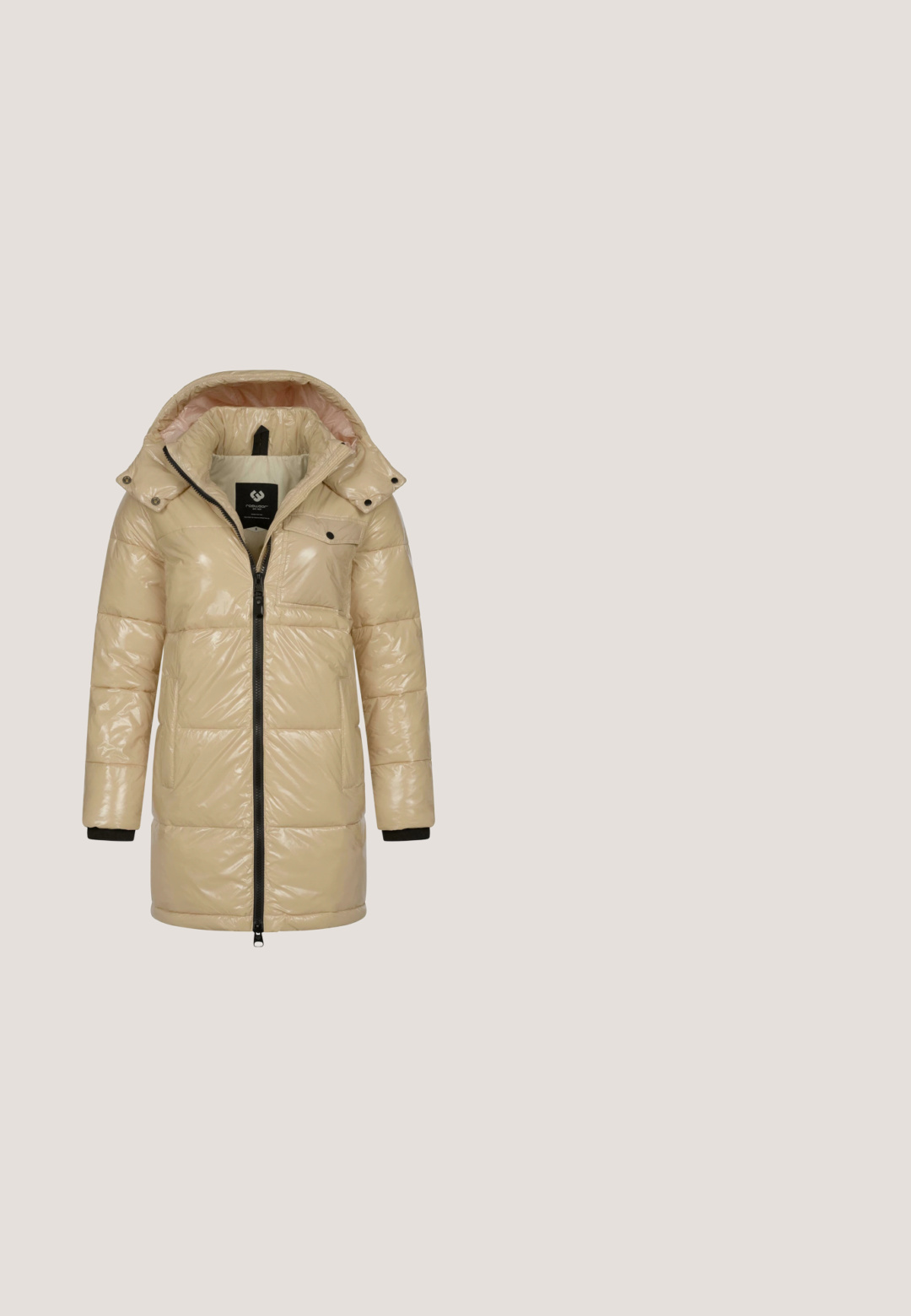 Abrigo acolchado beige con acabado brillante, que cuenta con capucha, cierre de cremallera, bolsillos laterales y detalles negros en los puños.; Jersey crema de punto trenzado con mangas largas, capucha y cordones con detalles en piel.; Top de cuello alto color rosa claro, hecho de tela acanalada, con mangas largas y silueta ajustada. Textura suave y cuello continuo.; Jeans de mezclilla azul oscuro con corte recto, con costuras naranjas, bolsillos frontales y cierre de botón. Tejido duradero con una textura suave.; Botines de ante marrón y piel de borrego texturizada, con cordones en la parte delantera, ojales metálicos y una suela gruesa y acolchada.; Bolso tote de lona beige y blanca con dos asas largas de cuero beige, un parche de cuero en el frente y un pequeño logo de marca plateado.