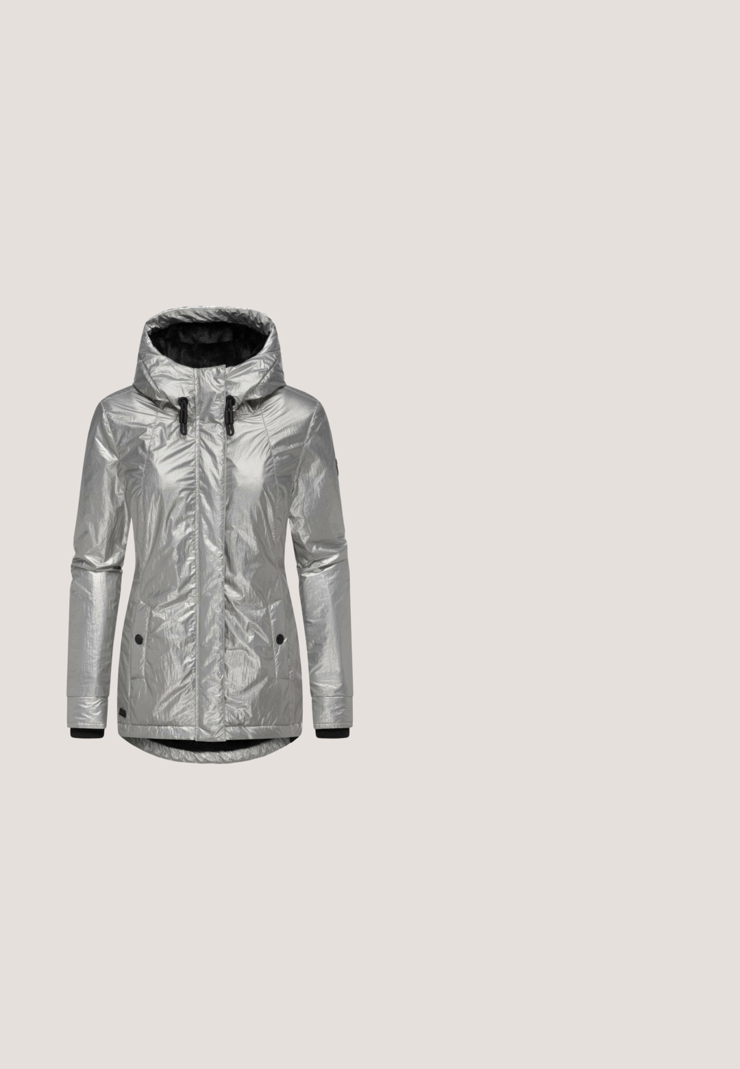 Silberne, glänzende, wasserdichte Jacke mit schwarzem fleecegefüttertem Kapuze, Druckknopf- und Reißverschluss, sowie Seitentaschen. Verfügt über ein dekoratives Innenlabel.; Dunkelgraues Sweatshirt mit langen Ärmeln, gerippten Bündchen und Saum sowie einem großen, dekorativen Logo aus Perlen und Schmucksteinen auf der Brust.; Weißes T-Shirt mit kurzen Ärmeln, das ein Grafikdesign von Mickey Mouse zeigt, illustriert in Schwarz und Rot, mit übergroßen Ohren und runden Schuhen.; Dunkelgraue Slim-Fit-Jeans mit Fronttaschen, Gürtelschlaufen und gestickten Details auf weißem Hintergrund.; Hochfront-Sneaker aus metallisch grauem Synthetikmaterial mit schwarzen Schnürsenkeln, gefüttertem Kunstfell, einer weißen Sohle und einem kreisförmigen Logodetail.; Rechteckige graue Umhängetasche mit verstellbarem Riemen, mit einer Cartoon-Frau, einer kleinen Katze und abstrakten Skizzen in Schwarz-Weiß-Tönen.