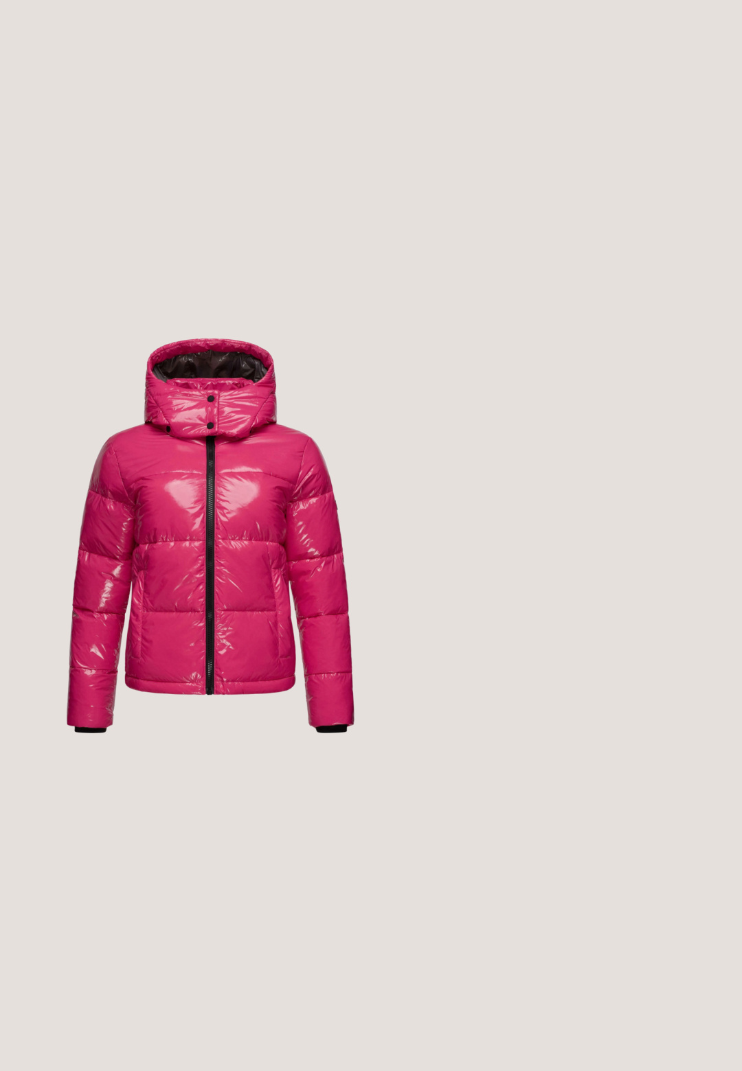 Vaaleanpunainen puff jacket kiiltävällä pinnalla, jossa on korkea kaulus, huppu ja musta vetoketjukiinnitys. Suunnittelussa on tikkikuvioita.; Pehmeä vaaleanpunainen neulepaita, jossa on korkea kaulus ja pitkät hihat. Pehmeä pinta, joka on hieman ylisuurta mitoitusta, esittelee sileän ja tasaisen pinnan.; Mustat samettihousut, joissa on sileä rakenne ja korkea vyötärö, suunniteltu tiiviiksi siluetiksi virtaviivaista ulkoasua varten.; Mustat paksupohjaiset kengät kiiltävällä pinnalla, yhdistettynä valkoisiin leveälahkeisiin housuihin. Kengissä on huomattava paksu kulutusosa ja sileä pinta.; Musta paljetein koristeltu käsilaukku, jossa punottu kahva, pehmeä musta turkisreuna ja irrotettava olkahihna. Mukana metallinen logokoru.; Kaksinkertaiset rengaskorvakorut, joissa on hopea- ja kultasävy. Suunnitelmassa on sileät metallipinnat ja kiiltävä viimeistely.