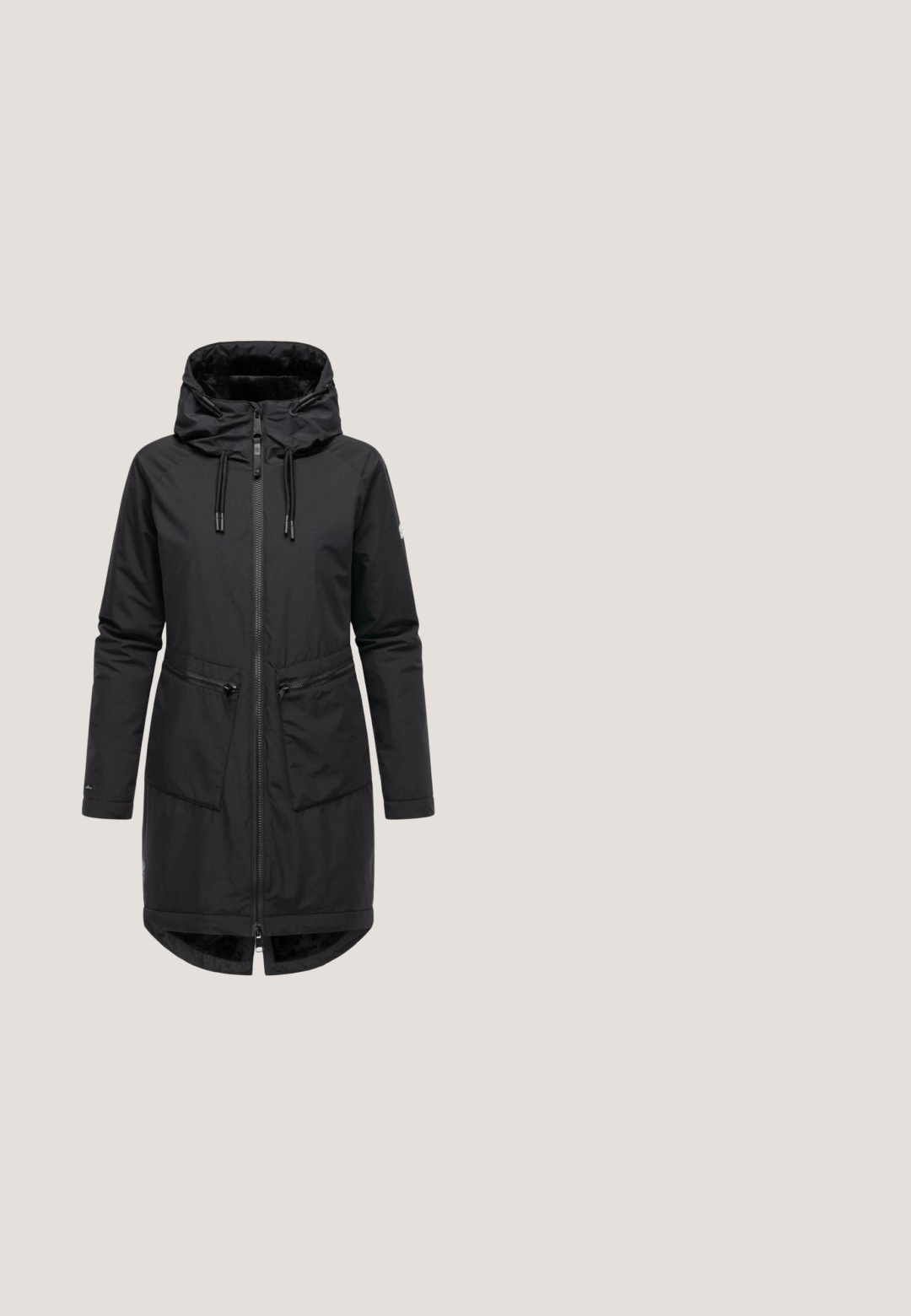 Zwarte waterdichte parka met een capuchon, rits aan de voorkant, twee voorzakken en een zachte binnenvoering. Ontworpen met een langere lengte en een gladde textuur.; Zwarte lange mouwen coltrui met een gestructureerd kabelbreipatroon, voorzien van een aansluitend ontwerp en een geribde kraag en manchetten.; Grijze coltrui van zacht, rekbaar materiaal. Voorzien van lange mouwen en een aansluitend ontwerp, geschikt voor het combineren of alleen dragen.; Zwarte high-rise skinny jeans met een knoop aan de voorkant en zakken, weergegeven op een witte achtergrond.; Zwarte Chelsea boots met elastische zijpanelen, bovenkant van soepel leer, gestructureerde rubberen zool en een trekhaak aan de hiel voor gemakkelijke aan- en uittrekken.; Zwarte tote bag van gestructureerd materiaal, met dubbele handvatten en een ritsafsluiting. Opvallende meerkleurige decoratieve franjes aan de zijkant.