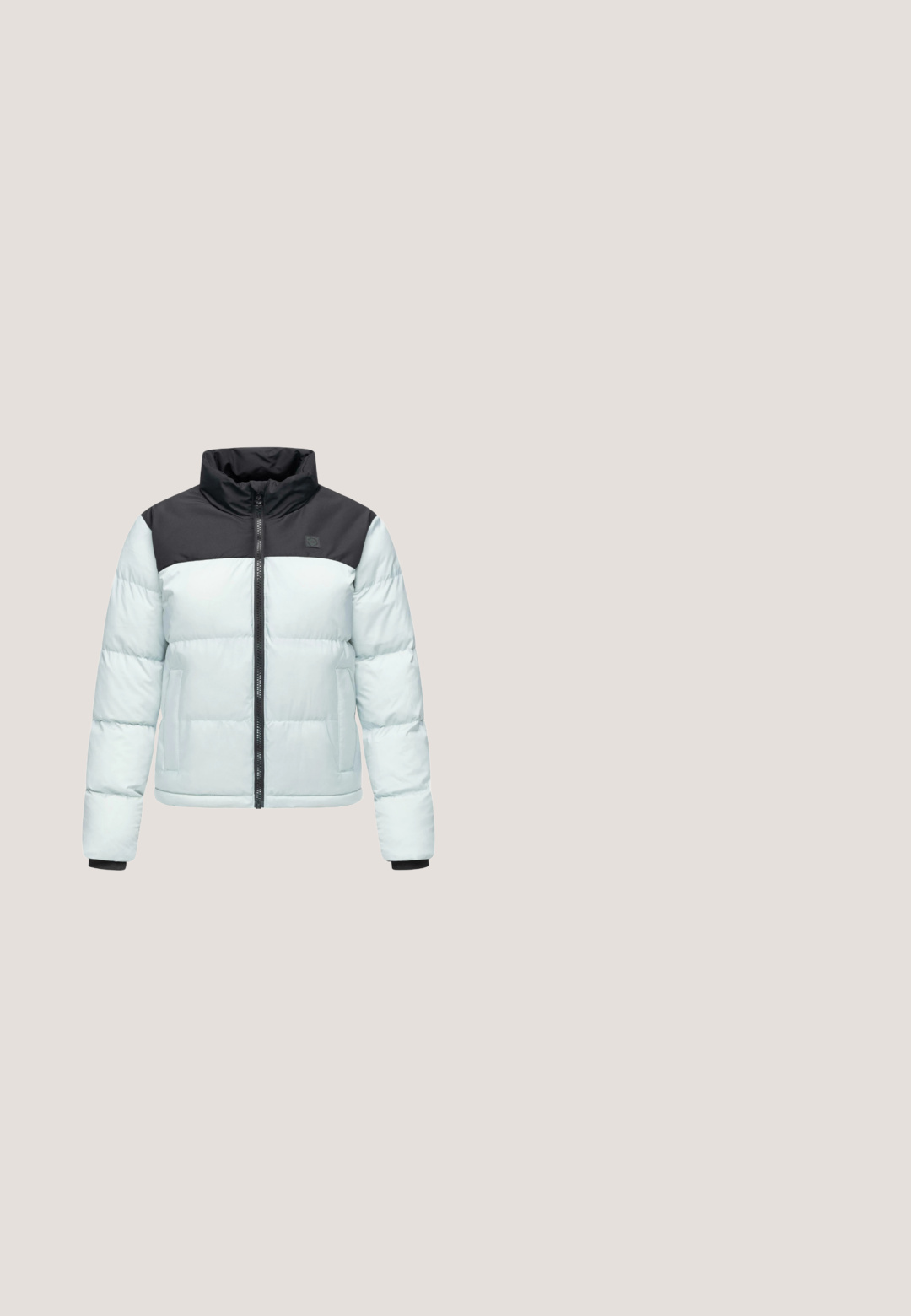 Lichtblauwe pufferjack met een zwart bovenpaneel, volledige frontzip, twee zijzakken en elastische manchetten. Gladde textuur met een gewatteerd ontwerp.; Donkergrijze fleece pullover met een halve ritskraag, zijzakken met rits en een logo op de borst, gemaakt van een afgewerkt, zacht materiaal.; Lange mouwen, lichtgrijze top van gladde stof. Heeft een ronde hals en een getailleerd silhouet met subtiele stikdetails.; Lichtgrijze skibroek met twee voorzakken, geplooid ontwerp en zwarte accenten aan de onderkant. Gemaakt van duurzaam, flexibel materiaal.; Grijze wandelschoen met een textielebovenkant, nepbont kraag, metalen veteroogjes en een zwarte rubberen zool met gripprofiel.; Grijs omrand zonnebril met gespiegeld roze glazen, met een slank, hoekig ontwerp en de merknaam "Roxy" aan de zijkant.
