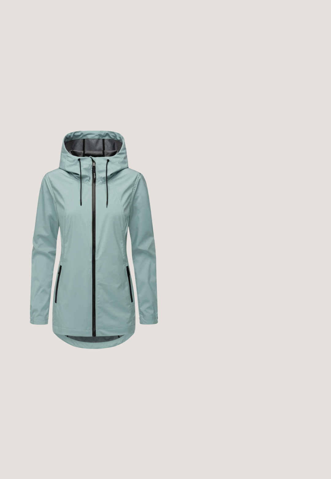 Helleblaue, wasserdichte Jacke mit Kapuze, ausgestattet mit einem Reißverschluss an der Vorderseite, zwei Seitentaschen und schwarzen Akzenten entlang des Reißverschlusses und der Taschen.; Hellblaues, figurbetontes Langarmshirt mit rundem Ausschnitt, auf weißem Hintergrund dargestellt.; Hellgraue Jogginghose aus weichem Stoff mit weitem elastischem Bund, schmal zulaufenden Beinen und seitlichen Nahttaschen.; Weiße Sportschuhe aus Mesh und synthetischen Überzügen mit einem silbernen Nike-Swoosh, kombiniert mit gerippten weißen Socken auf einer blauen Fläche.; Helle rosa Schultertasche aus strukturiertem Stoff, mit Reißverschluss, verstellbarem Trageriemen und einer Fronttasche mit geprägtem Detail.; Silberne Creolenohrringe mit glatten, polierten Oberflächen. Ein Ohrring hat eine runde Form, während der andere ein einzigartiges Ausschnittdesign aufweist.