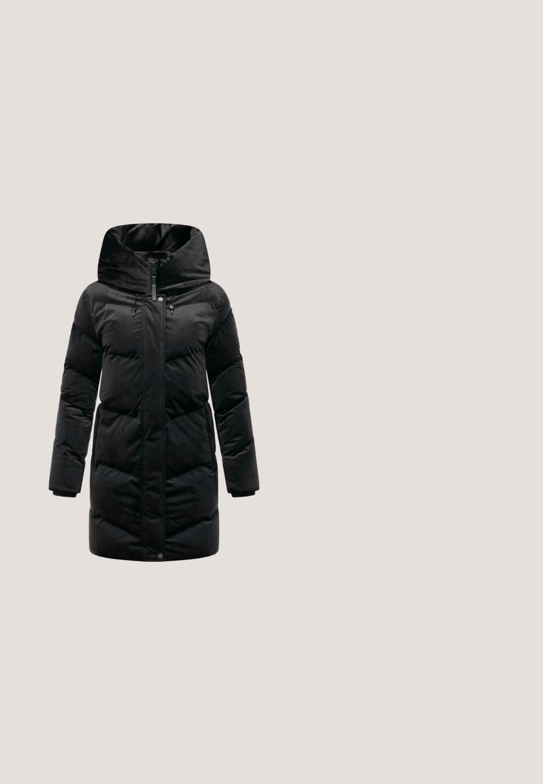 Zwarte gewatteerde winterjas met hoge kraag, voorrits, drukknoopsluiting en lange mouwen, ontworpen voor warmte en buitengebruik.; Zwarte fleece hoodie met een gestructureerd oppervlak, trekkoordsluiting en elastische manchetten. Heeft een geribbelde zoom en een klein logo op de zijkant.; Zwarte hoogtaille skinny jeans met een knoop aan de voorkant, riemlussen en een vijf-pocket ontwerp, getoond tegen een witte achtergrond.; Zwarte leren enkelboots met een ronde neus, vetersluiting en robuuste rubberen zool. Voorzien van metalen oogjes en stiksels accentuering.; Zwarte tote bag van zacht materiaal, met twee lange banden, een rechthoekige vorm en een klein blauw label eraan bevestigd.; Gouden ketting van roségoud met kleine decoratieve kralen en een bloeiende hanger. Verstelbare lengte met een klipsluiting.