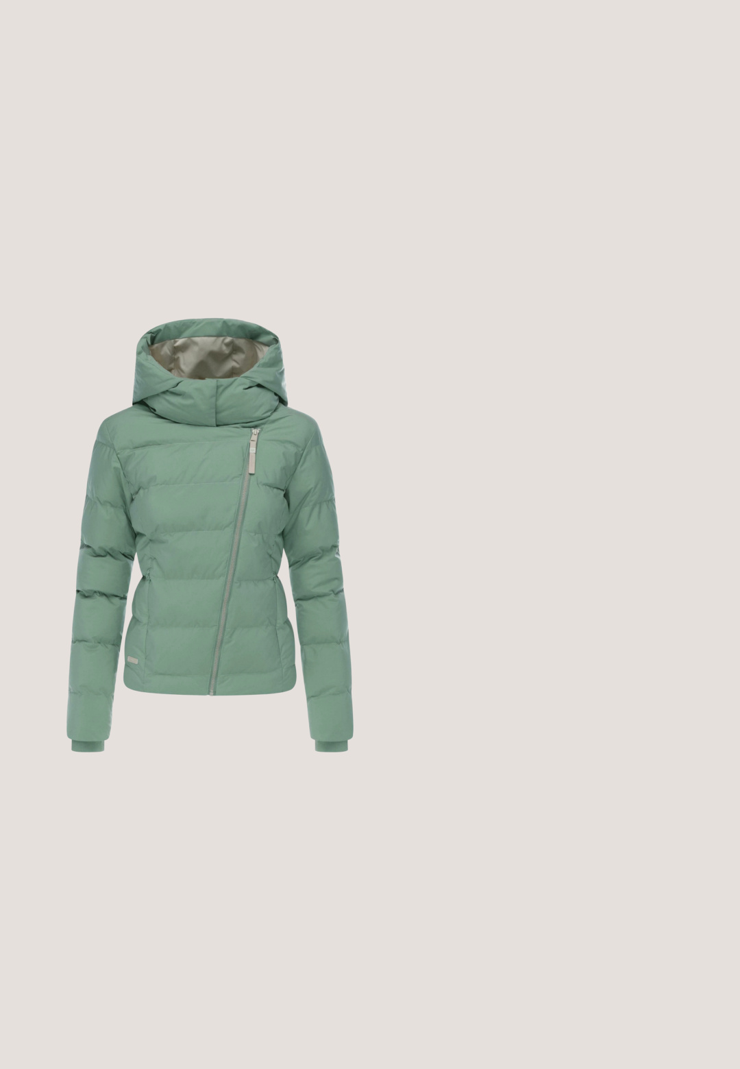 Groene pufferjack met een ritssluiting, brede kraag en elastische manchetten. Beschikt over een gestikt ontwerp en een soepele, matte afwerking.; Lichtgrijze pullover sweatshirt met een ronde hals, contrasterende grijze boorden en een subtiele V-vormige accent bij de kraag. Zachte textuur.; Lichtgrijs gebreide stof met een gestructureerd patroon, voorzien van verticale strepen en kleine decoratieve gaatjes door het hele oppervlak. Zachte, gladde textuur.; Lichtblauwe spijkerbroek met een rechte pijp, hoge taille, vijf zakken en contrasterende stiksels. Geen versieringen of patronen aanwezig.; Witte sneakers met zilveren accenten, zebra-print detail aan de zijkant en een glinsterende hak. Rubberen zool met getextureerde grip voor traction.; Rechthoekige schoudertas in crèmekleur met verstelbare band en klein schedel- en gekruiste beenderen-embleem aan de voorkant.