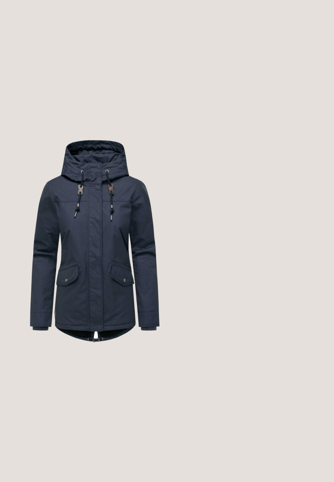 Marineblå vandtæt jakke med frontlynlås, to store brystlommer og justerbar hætte med snoretræk. Har elastiske manchetter og en buet kant.; Lyserød kabelstrikket sweater med høj lynlås krave og lange ærmer, med et lille brunt mærke på den nederste front.; Langærmet hvid skjorte med lyserøde vandrette striber og rund halsudskæring, vist på en ensfarvet hvid baggrund.; Slanke jeans lavet af mørkeblå denim, med en mellemhøj talje, fem lommer og kontrasterende syninger. Glat tekstur med en let stræk.; Lysbrune og hvide sneakers med ruskind og pelsdetaljer, der har en polstret sål, rund tå og snørebåndsdesign.; Marineblå snørelivremse lavet af blød nylon, med en frontlomme med lynlås, justerbar rem og et tekstureret mærke nederst.