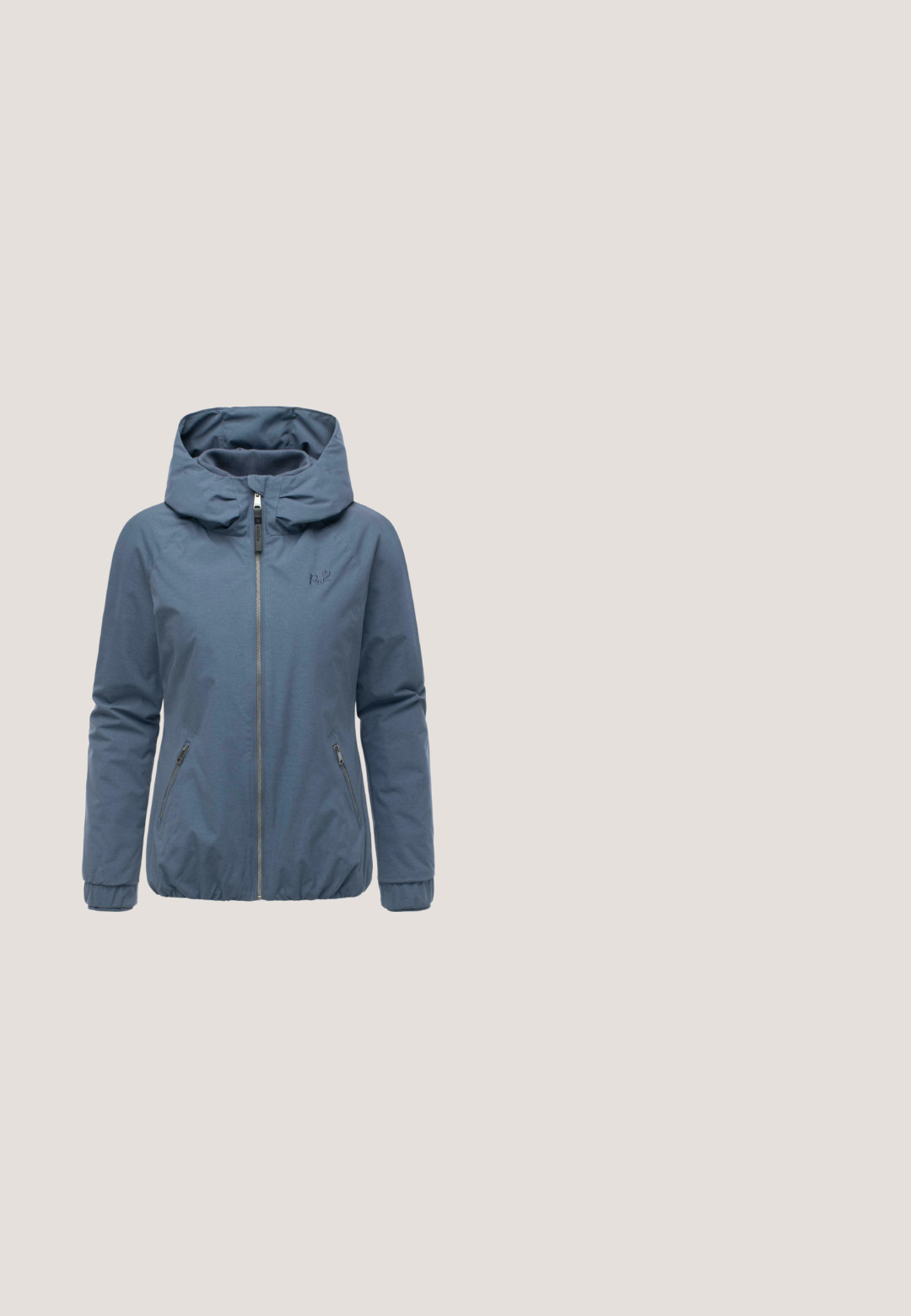 Blaue Damen-Hoodie-Jacke mit Frontreißverschluss und zwei seitlichen Reißverschlusstaschen, elastischen Bündchen und dezent gesticktem Logo auf der Brust.; Dunkelblauer Kapuzenpullover mit langen Ärmeln, Kängurutasche, hohem Kordelzugkragen und "SWEDEMOUNT"-Logo auf Brust und Ärmel, schlichter Hintergrund.; Marineblaues, tailliertes Kurzarmhemd mit rundem Ausschnitt, vor neutralem Hintergrund präsentiert.; Marineblaue Fleece-Jogginghosen mit elastischem Bund, vorderem Kordelzug und elastischen Bündchen.; Marineblaue Sportsneaker mit strukturiertem Obermaterial, Schnürdesign und subtilen reflektierenden Akzenten. Ausgestattet mit einer gepolsterten Sohle für zusätzlichen Komfort.; Navy-blau gesteppte Einkaufstasche mit zwei stabilen, runden Griffen und rechteckiger Form. Verfügt über ein kleines schwarzes Etikett mit dem Text "STUDIO BERLIN".