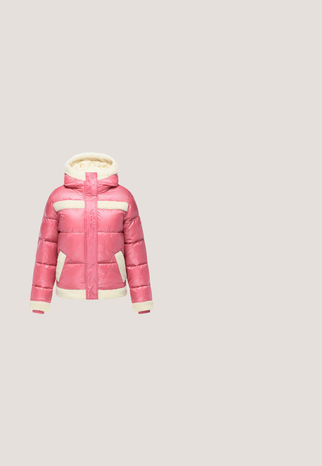 Roze pufferjack met crèmekleurige nep-vacht accenten, een capuchon en zijzakken; heeft een gequilt ontwerp en rib gebreide manchetten. Waterdichte buitenstof.; Roze mouwloze top van zachte stof, met een geplooid voorpaneel en een ronde halslijn. Soepele textuur en strakke pasvorm.; Lichtblauwe denim jeans met hoge taille en wijde pijpen, voorzien van een stoffen ceintuur en zakken aan de voorkant, getoond tegen een effen achtergrond.; Witte suède sneakers met roze accenten, voorzien van drie strepen en een gouden logo. Textuur in de neuskap en een bruine rubberen zool. Klassiek ontwerp.; Bruine handtas met een patroon, voorzien van een gouden kettinghandgreep en zwarte accenten. Beschikt over een zachte textuur en een ronde vorm. Logo weergegeven op de voorkant.; Sieradenset met goudkleurige afwerking, bestaande uit een armband met een hartvormige hanger en bijpassende oorstekers in hartvorm, versierd met kleine steentjes.
